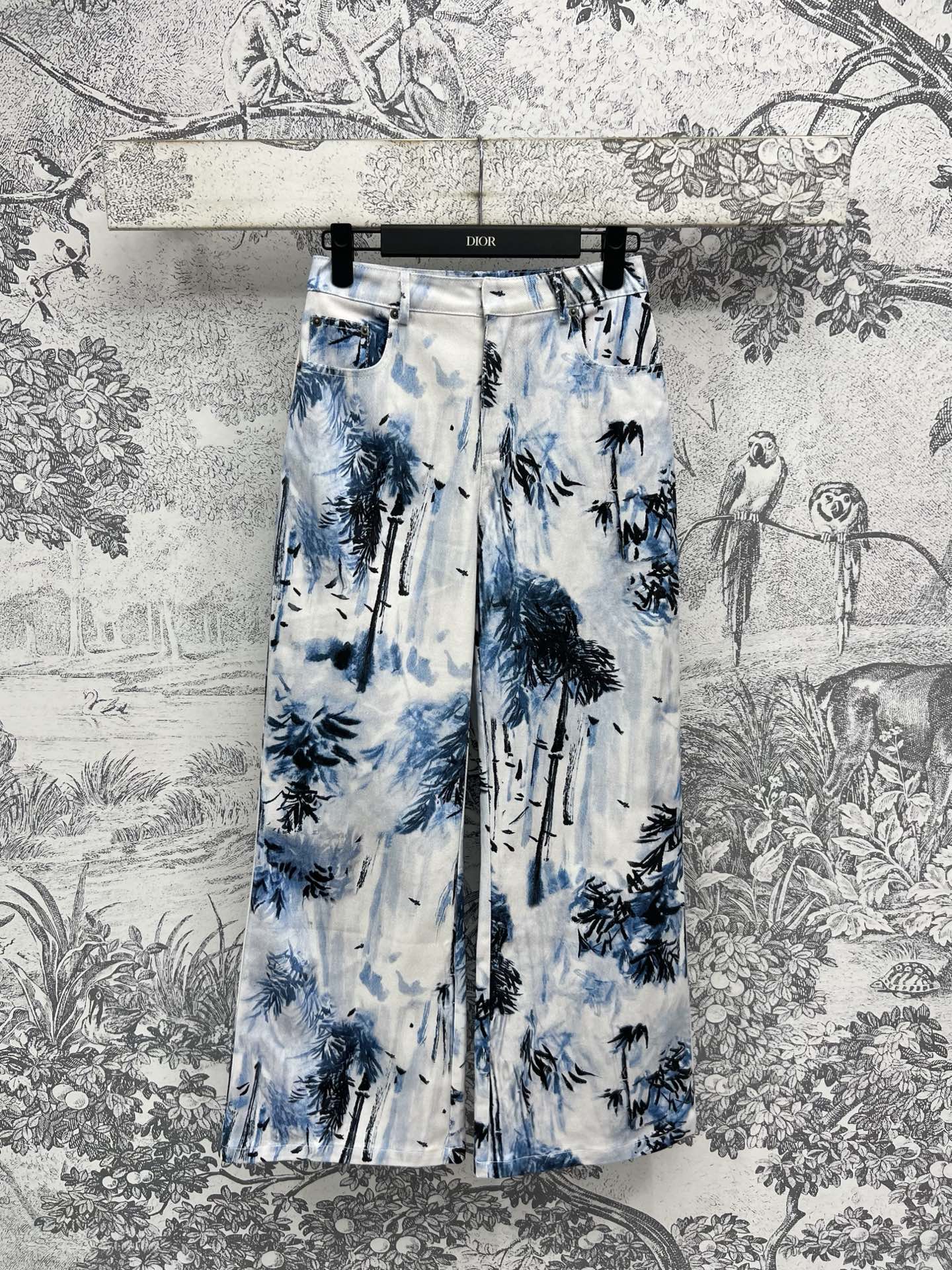 NO:335997,D Home 25 Spring and Summer New Ink and Bamboo Forest Print Series High-waisted denim wide-leg pants Wide-leg straight-leg pants cut very strongly, thigh flesh is easily hidden Retro Ink and Bamboo Forest Print denim fabric Easy to match with casual Korean style A series of matching with the upper body can be sweet, cool, age-reducing girlish feel full of one color and three codes SML, dior, alexander wang19860909D家 25春夏新款 水墨竹林印花系列 高腰牛仔阔腿裤 阔腿直筒裤型剪裁非常力挺 大腿肉肉轻松隐藏 复古水墨竹林印花牛仔面料 轻松搭配休闲韩系风格 一系列搭配上身可甜可酷减龄少女感拉满一色三码 SML,,dior,alexander wang,Women's clothing
