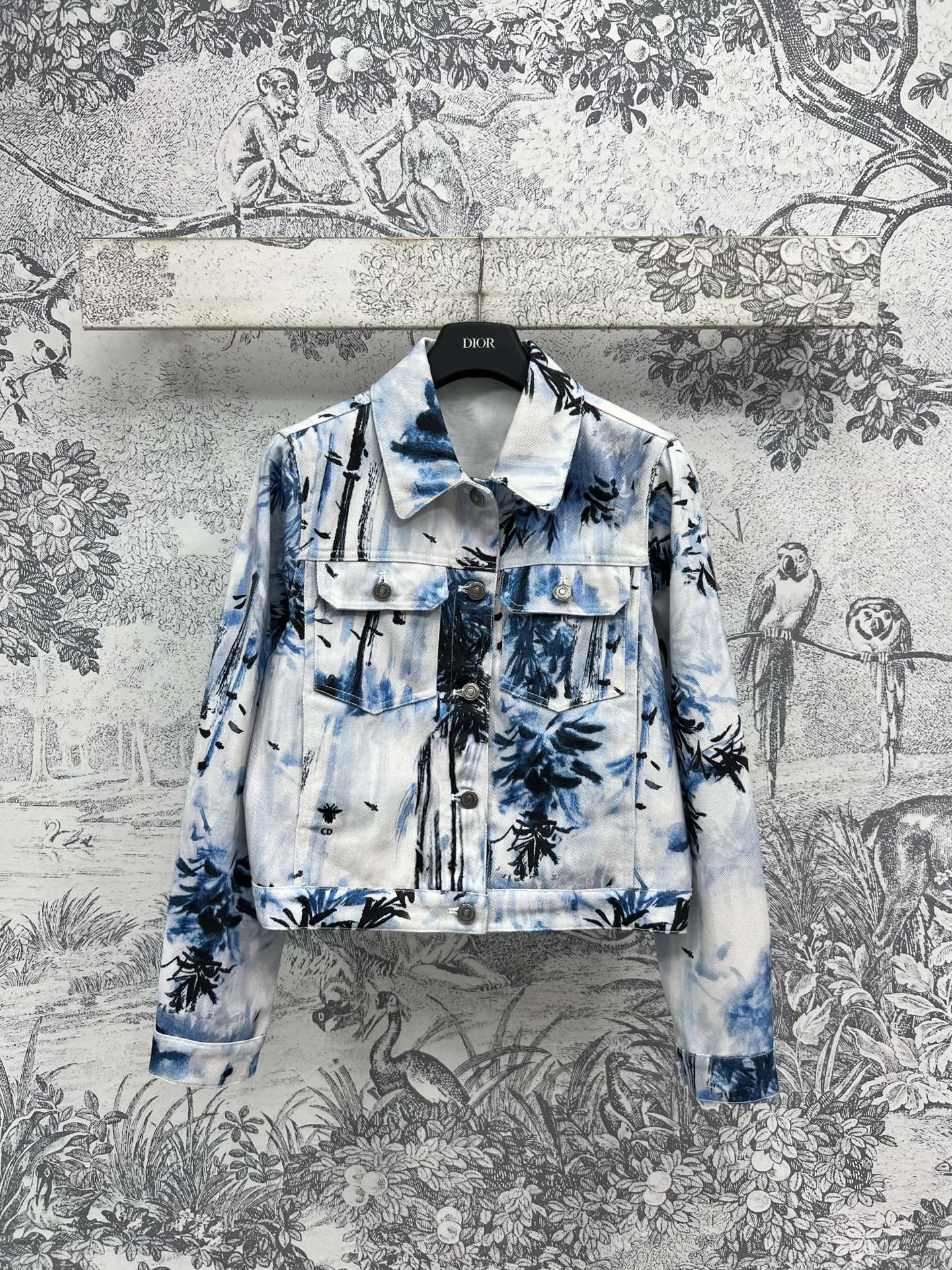 NO:336001,D Home 25 Spring and Summer New Ink and Bamboo Forest Print Series Lapel denim jacket jacket Classic small lapel design Short jacket style Handsome and retro and fashionable Top-notch cool color system You won’t pick people no matter how you wear it Position logo print Absolute details Three codes SML,,dior, jackets & coats, jackets & coats,alexander wang19860909D家 25春夏新款 水墨竹林印花系列 翻领牛仔夹克外套 经典的小翻领设计 短款夹克版型 上身帅气又复古时髦 高级感的清冷感色系 怎么穿都不会挑人 定位logo印花 细节绝绝子 一色三码 SML,,dior,jackets & coats,jackets & coats,alexander wang,Women's clothing