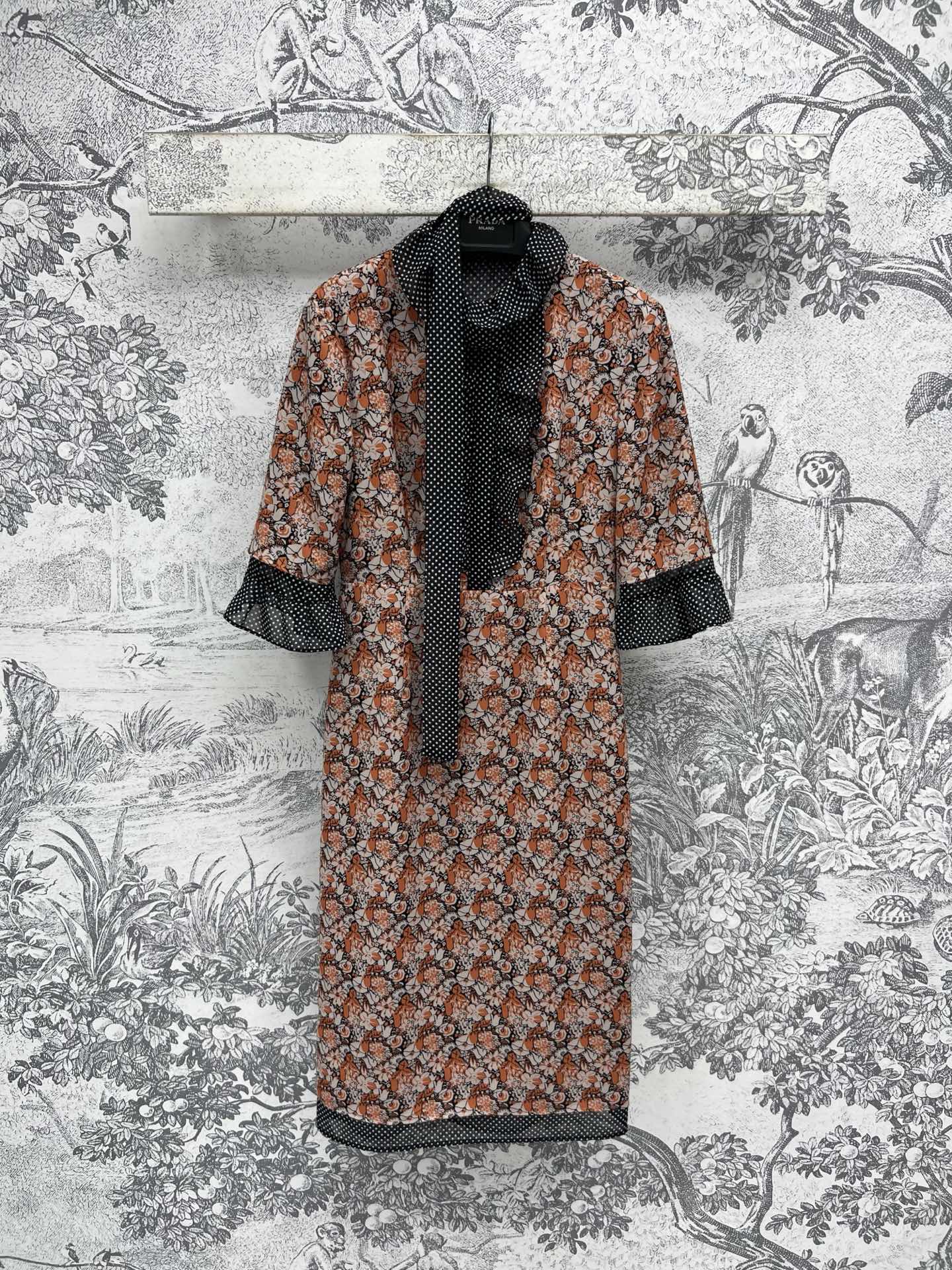 NO:336003,PD Home 25 Spring and Summer New Style Fake Two-Piece Printed Short Sleeve Dress Streamer Decoration Polka dots and lace collar floral dresses with a refreshing sense and elegant style. Polka dots and floral splicing echoes the beauty of romantic first love. It is also suitable for going on vacation. The fabric is light and flowing and breathable. One color and three codes SML, dior, skirts, T-shirt, alexander wang19860909PD家 25春夏新款 假两件印花短袖连衣裙 飘带装饰 波点荷叶花边领碎花连衣裙 自带减龄感和优雅范 波点和碎花拼接相呼应有种浪漫初恋的美好 穿去度假也很适合 面料轻薄飘逸透气 一色三码 SML,,dior,skirts,T-shirt,alexander wang,Women's clothing