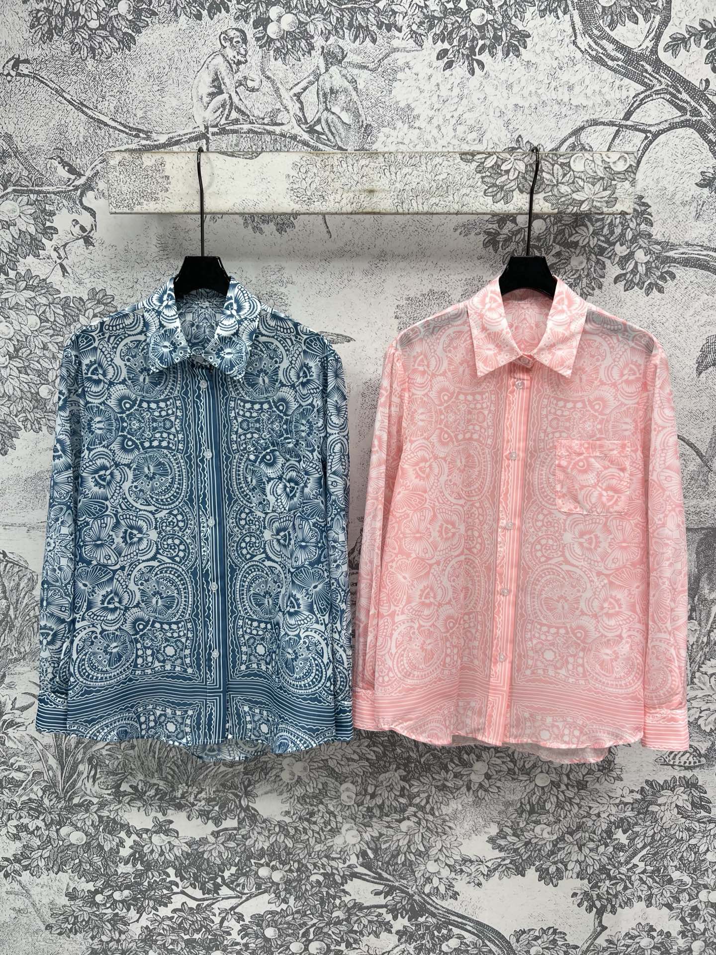 NO:335996,New spring and summer style retro butterfly patterned lapel shirt classic small lapel contrasting color design super eye-catching retro butterfly patterned print low-key and fashionable color system super cool and elegant. The basic style is not picky at all. The upper body is versatile and fashionable. You can easily wear it with any combination. You can easily wear it with high quality. Recommend two colors and three codes for daily casual leisure. SML,,shirts,alexander wang19860909春夏新款 复古蝴蝶花纹印花翻领衬衫 经典的小翻领撞色设计 超级吸睛 复古蝴蝶花纹印花低调又时髦 色系超级清冷显气质 基础版型完全不挑人 上身百搭又时髦 随便搭配都能轻松穿出高级感 日常休闲推荐两色三码 SML,,shirts,alexander wang,Women's clothing