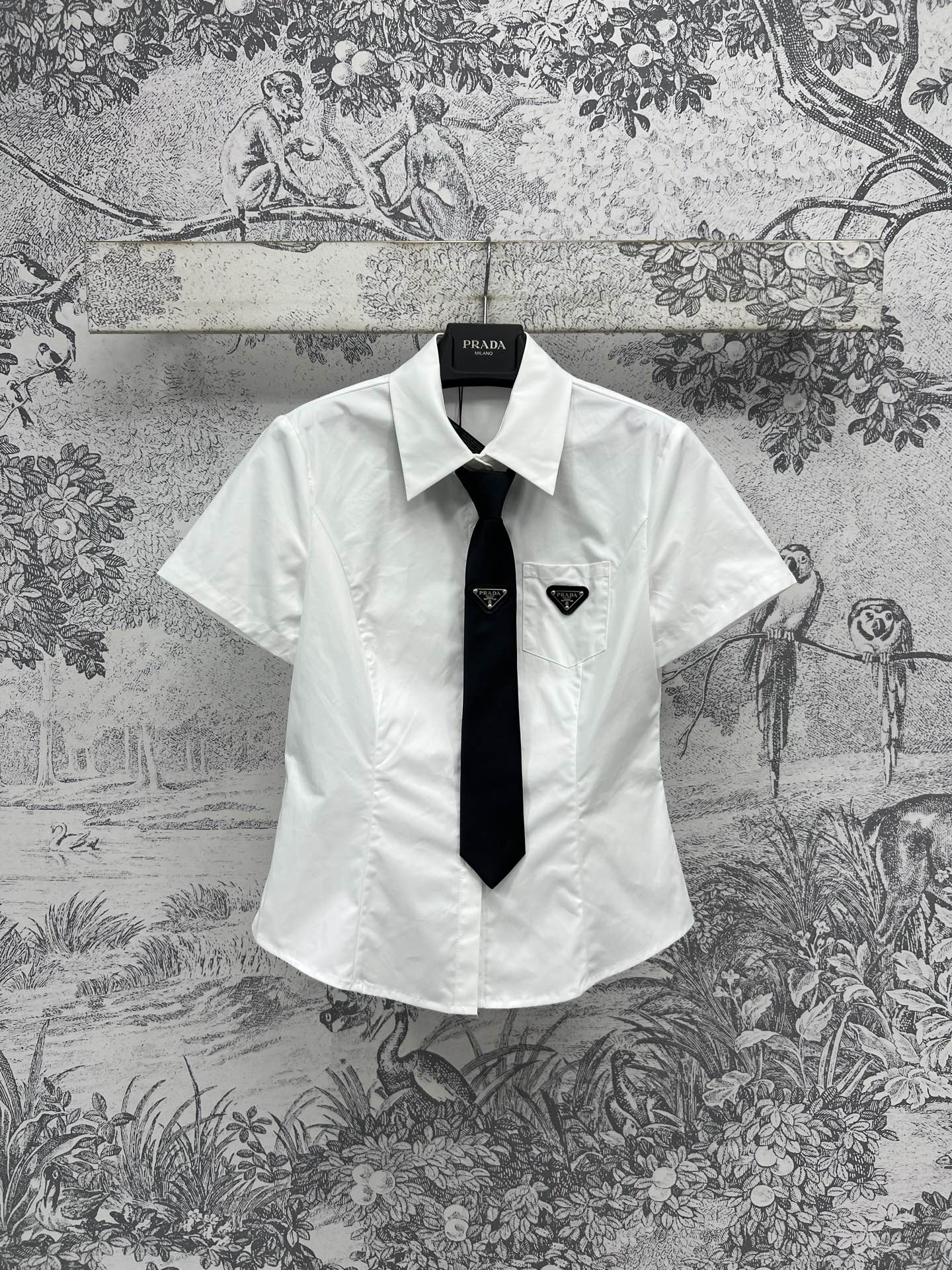 NO:336004,PD Home 25 Spring and Summer New Triangle Badge Tie Waist Short Shirt Different Design Sense of Invincible Handsome Shirt Simple Design Added tie decoration to make it look more fashionable. Customized classic triangle badge on the tie. There are also logo badges on the pocket. Pure cotton fabric. One color and three codes. SML, dior,shirts,ties,alexander wang.19860909PD家 25春夏新款 三角牌徽章领带收腰短款衬衫 不一样的设计感 无敌帅气的衬衫 简约设计 加入了领带装饰更加显质感时髦范 领带上定制的经典三角标徽章 口袋上也有logo徽章 纯棉面料 一色三码 SML,,dior,shirts,ties,alexander wang,Women's clothing