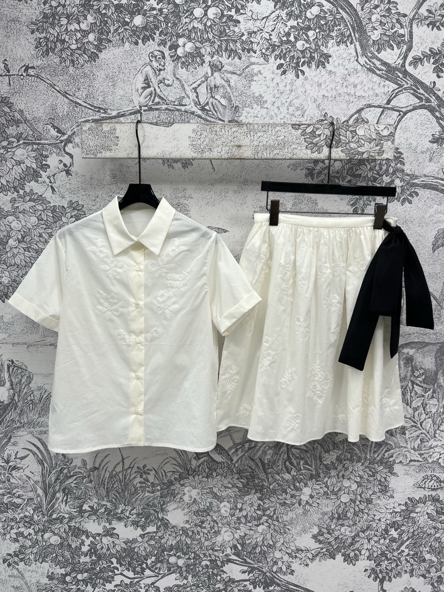 NO:410876,Top, skirt, Miu 25 spring and summer new style, simple floral embroidery set, short-sleeved shirt + lace-up skirt, the fresh and fresh combination of the forest style can easily create a proportional figure. A set of upper body is very suitable for daily commuting on the street. Simple and high-end outfits, one color, three sizes, miumiu, skirts, T-shirt, alexander wang19860909上衣 半裙Miu 25春夏新款 花卉刺绣简约套装 短袖衬衣+系带半身裙 森系小清新搭配轻松打造比例感身材 一套上身对于日常出街通勤都太适合了 简约又高级的穿搭 一色三码,,miumiu,skirts,T-shirt,alexander wang,Women's clothing