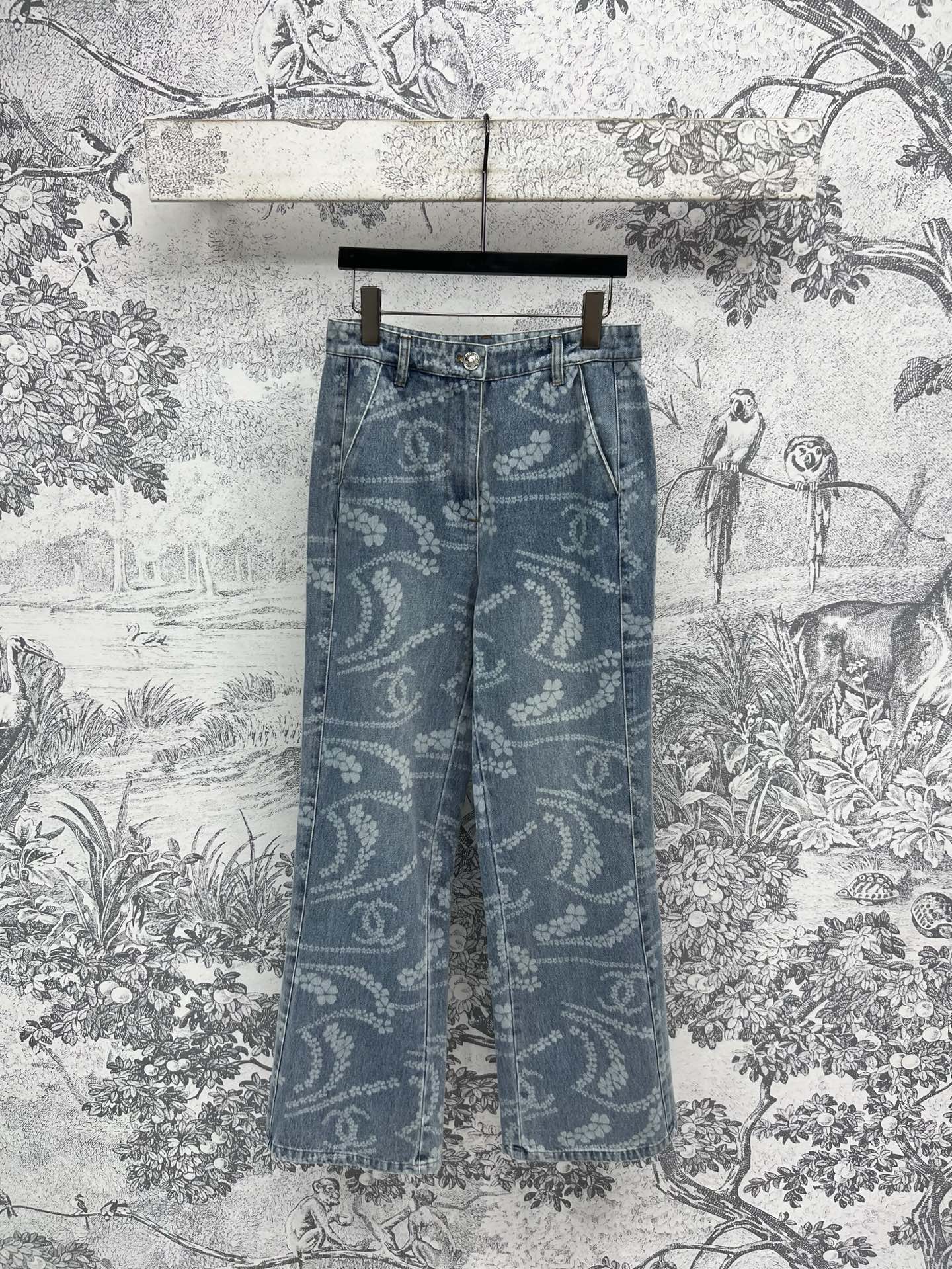 NO:410891,Xiaoxiang style 25 spring and summer new style, four-leaf clover logo printed denim series, lapel shirt + lapel pleated pocket jacket + suspender vest skirt + shorts + trousers, customized YB consistent details, imported four-leaf clover printed denim fabric, classic brand logo print, fashionable and high-end, pleated pocket design, custom logo hardware accessories decoration, fashionable and fashionable, a series of matching, super pulling body proportions, visually high and slimming, youthful and energetic summer girl gets immediately, it is absolutely amazing, one color three codes, skirts, shorts, jackets & coats, alexander wang19860909小香风 25春夏新款 四叶草logo印花牛仔系列 翻领衬衣+翻领褶皱口袋外套+吊带背心裙+短裤+长裤 定制YB一致细节 进口四叶草印花牛仔面料 经典品牌Logo印花 时髦又高级 褶皱口袋设计 定制logo五金配件装饰 时髦洋气 一系列搭配上身超拉身材比例 视觉显高显瘦 上身青春活力的夏日元气少女立马get 简直绝绝子 一色三码,,skirts,shorts,jackets & coats,alexander wang,Women's clothing