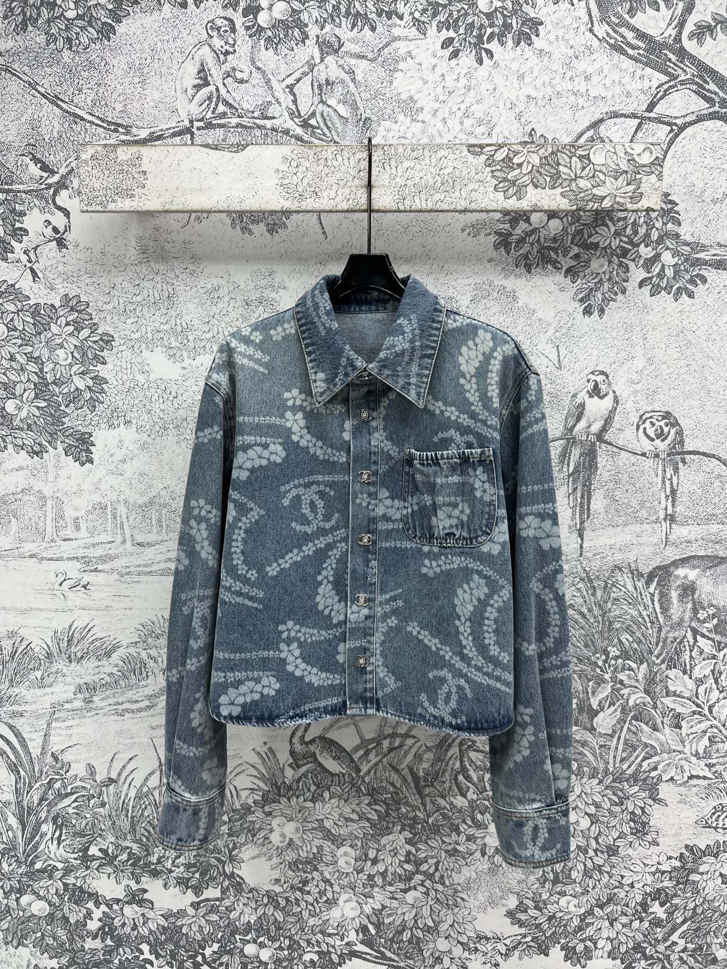 NO:410898,Xiaoxiang style 25 spring and summer new style, four-leaf clover logo printed denim series, lapel shirt + lapel pleated pocket jacket + suspender vest skirt + shorts + trousers, customized YB consistent details, imported four-leaf clover printed denim fabric, classic brand logo print, fashionable and high-end pleated pocket design, custom logo hardware accessories decoration, fashionable and fashionable, a series of matching, super pulling body proportions, visually high and slimming, youthful and energetic summer girl gets immediately, it is absolutely amazing, one color three codes, skirts, shorts, jackets & coats, alexander wang19860909小香风 25春夏新款 四叶草logo印花牛仔系列 翻领衬衣+翻领褶皱口袋外套+吊带背心裙+短裤+长裤 定制YB一致细节 进口四叶草印花牛仔面料 经典品牌Logo印花 时髦又高级 褶皱口袋设计 定制logo五金配件装饰 时髦洋气 一系列搭配上身超拉身材比例 视觉显高显瘦 上身青春活力的夏日元气少女立马get 简直绝绝子 一色三码,,skirts,shorts,jackets & coats,alexander wang,Women's clothing