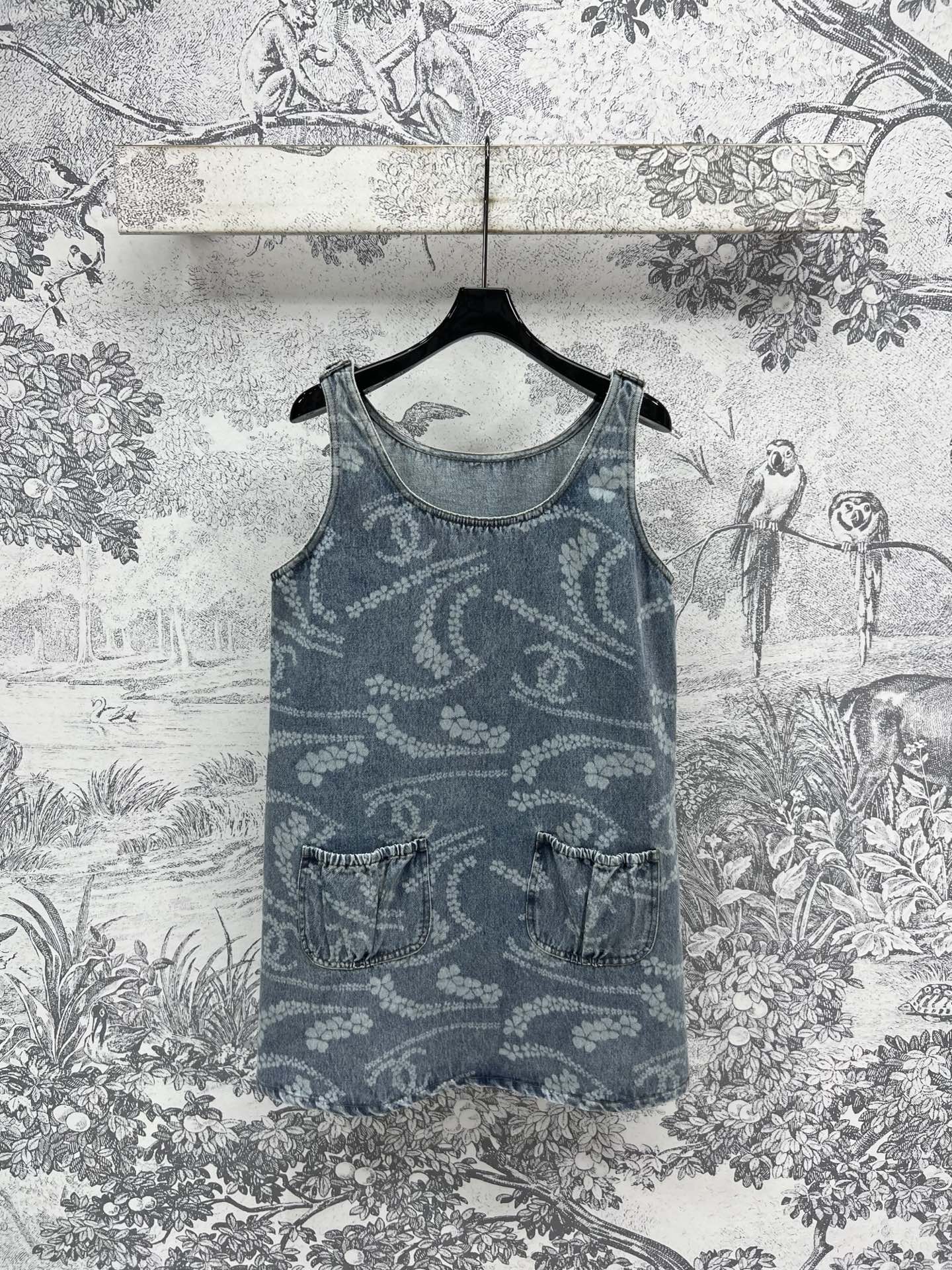 NO:410912,Xiaoxiang style 25 spring and summer new style, four-leaf clover logo printed denim series, lapel shirt + lapel pleated pocket jacket + suspender vest skirt + shorts + trousers, customized YB consistent details, imported four-leaf clover printed denim fabric, classic brand logo print, fashionable and high-end pleated pocket design, custom logo hardware accessories decoration, fashionable and fashionable, a series of matching, super pulling body proportions, visually high and slimming, youthful and energetic summer girl gets immediately, it is absolutely amazing, one color three codes, skirts, shorts, jackets & coats, alexander wang19860909小香风 25春夏新款 四叶草logo印花牛仔系列 翻领衬衣+翻领褶皱口袋外套+吊带背心裙+短裤+长裤 定制YB一致细节 进口四叶草印花牛仔面料 经典品牌Logo印花 时髦又高级 褶皱口袋设计 定制logo五金配件装饰 时髦洋气 一系列搭配上身超拉身材比例 视觉显高显瘦 上身青春活力的夏日元气少女立马get 简直绝绝子 一色三码,,skirts,shorts,jackets & coats,alexander wang,Women's clothing