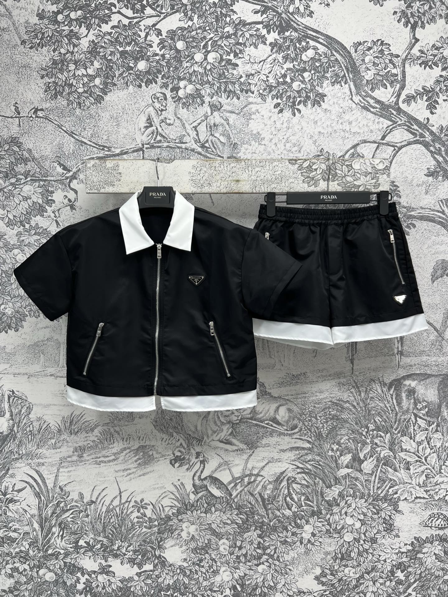 NO:410856,PD Home 25 Spring and Summer New Style Fake Two-Piece Casual Set Lapel Zipper Short Sleeve Top + High Waist Shorts A Set of Sweet and Cool Elegant Temperament on the chest Triangle Marking Contrast Lapel + Hem Splicing Black and White Fake Two-Piece Design Simple and Clean, Everyday Matching is very good. One set for sale in one color and three codes, Dior, Shorts, T-shirt, alexander wang19860909PD家 25春夏新款 假两件休闲套装 翻领拉链短袖上衣+高腰短裤 一套上身甜酷减龄气质 胸前三角标标识 撞色翻领+衣摆拼接 黑白假两件设计 简洁又干净利落 日常搭配都很好看 一套出售一色三码,,dior,shorts,T-shirt,alexander wang,Women's clothing