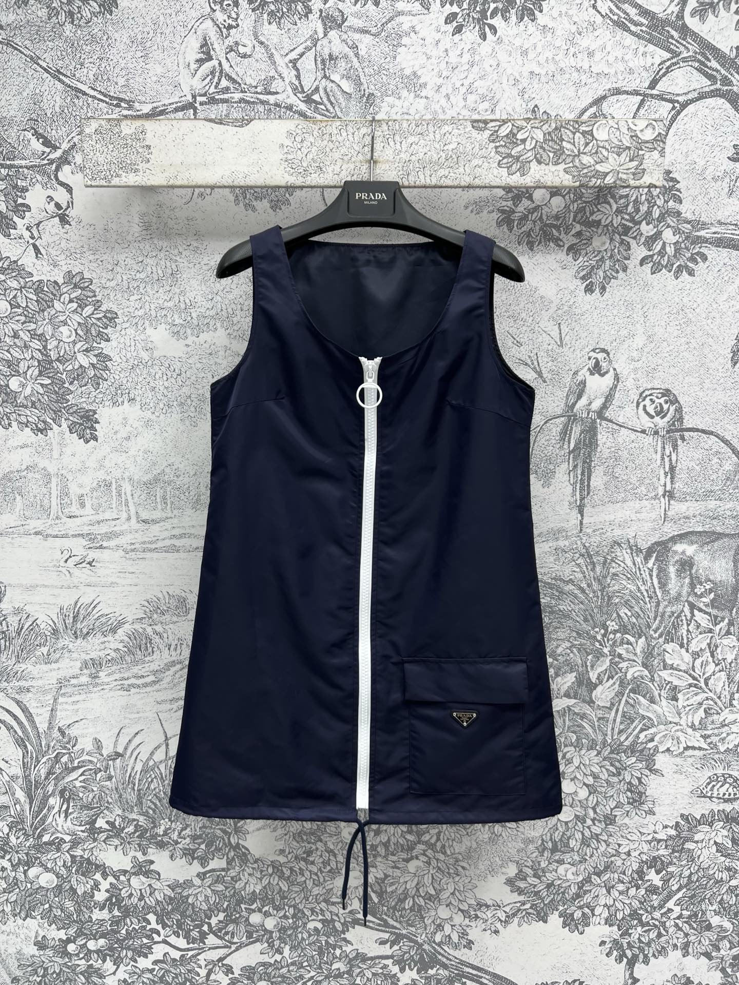 NO:410901,PD Home 25 Spring and Summer New Sweet Cool Round Neck Zipper Nylon Sleeveless Dress Sweet and Cool The upper body is super stylish The kind that instantly enhances the aura. It uses environmentally friendly dark blue nylon fabric. The three-dimensional straight-tube style effect is super covering the flesh to make you look slimming. The upper body is absolutely unique. One color three-code, dior, skirts, alexander wang19860909PD家 25春夏新款 甜酷圆领拉链尼龙无袖连衣裙 可甜可酷 上身超有范 秒提气场的那种 采用环保深蓝色尼龙面料 立体直筒版型效果超级遮肉显瘦 上身绝绝子 一色三码,,dior,skirts,alexander wang,Women's clothing