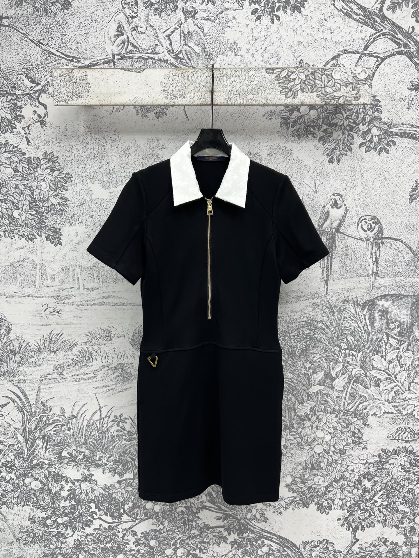 NO:410915,L's 25 spring and summer new style, contrasting presbyterian lapel short-sleeved black skirt, dignified and generous, contrasting presbyterian jacquard lapel dress is really beautiful, attracting attention in one second, versatile and fashionable and high-end, full of age-reducing girlishness, can be used in important occasions, highly recommended temperament items, one color three codes,,louis vuitton, skirts, T-shirt, alexander wang19860909L家 25春夏新款 撞色老花翻领短袖小黑裙 端庄大方得体 撞色老花提花翻领连衣裙真的太好看了吧 一秒的吸睛抢镜 上身百搭时髦又高级 满满的减龄少女感 重要场合也能驾驭 强烈推荐气质单品 一色三码,,louis vuitton,skirts,T-shirt,alexander wang,Women's clothing