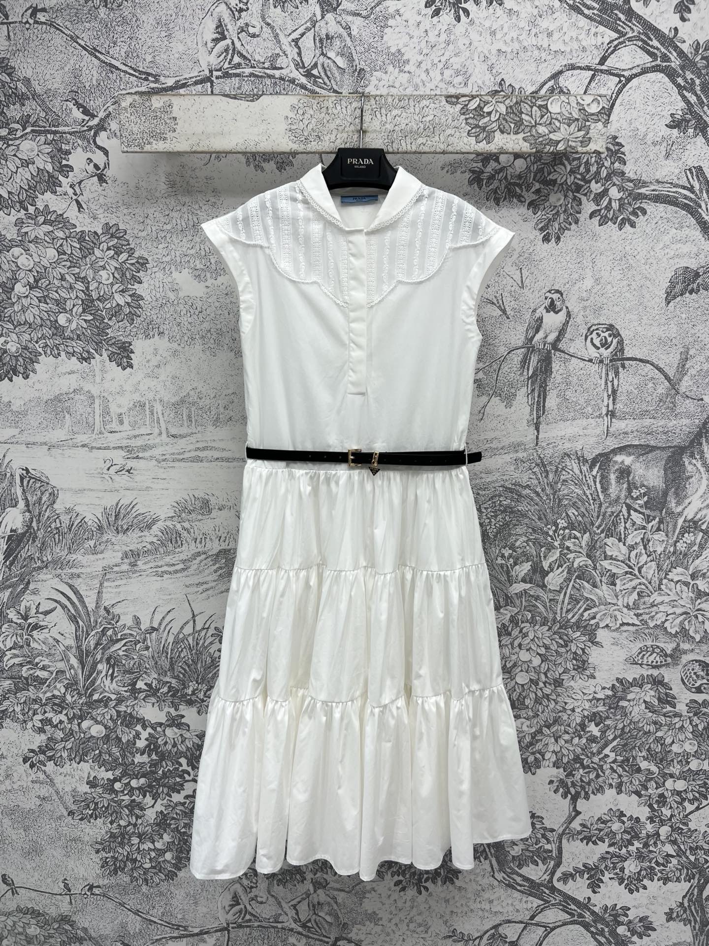 NO:410929,PD Home 25 Spring and Summer New Sleeveless Belt Dress Sleeveless Shirt Classic Loose Style Spliced ​​Lace Embroidered Shoulder Design Lapel Half-breasted Cake Hem Paired with Triangular Leather Belt Color Waist and Slimming The upper body is perfectly divided into body proportions, daily slimming and long legs, good for daily dates and shopping, one color three sizes, dior, skirts, alexander wang19860909PD家 25春夏新款 无袖腰带连衣裙 无袖衬衣款经典宽松版型 拼接蕾丝刺绣衣肩设计 翻领半排扣蛋糕裙摆 搭配三角标皮革腰带色收腰又显瘦 上身完美分割身材比例 日常显瘦显腿长 日常约会逛街都不错 一色三码,,dior,skirts,alexander wang,Women's clothing