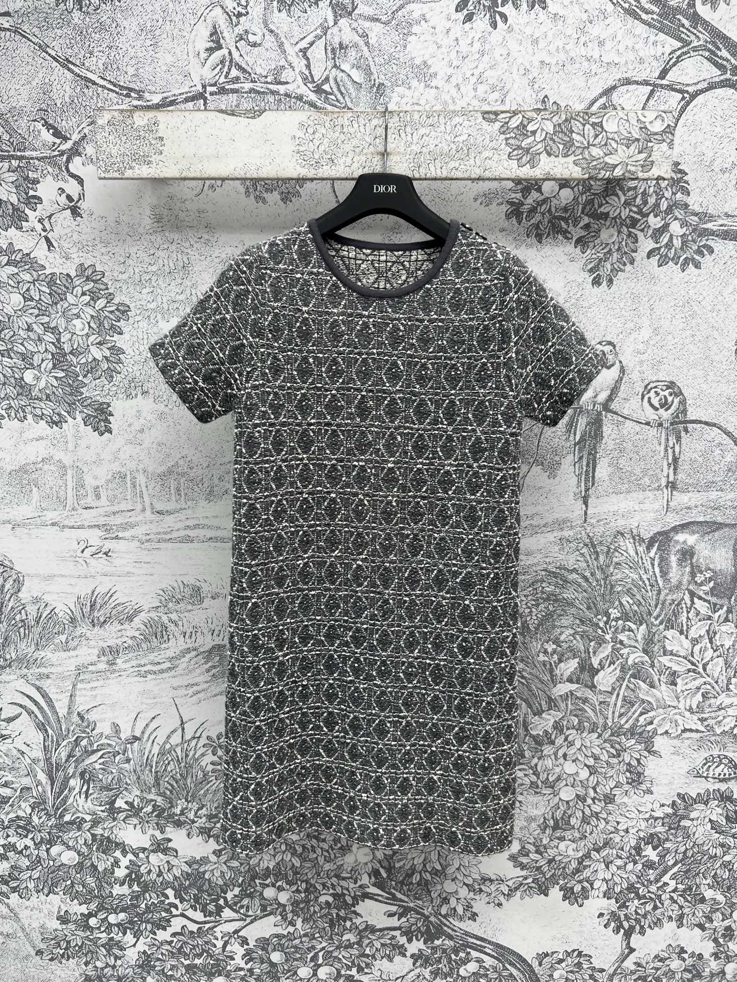 NO:410943,D Home 25 Spring and Summer New Style, Rattan plaid round neck shoulder button short-sleeved dress, small round neck short-sleeved exquisite logo shoulder button design, especially fashionable and elegant, three-dimensional loose tailoring highlights the waist curve, stylish and high-end H-style tailoring, very high-end and emotional elegant fashion style, super slimming, one color three-digit,,dior, skirts, T-shirt, alexander wang19860909D家 25春夏新款 藤格纹圆领肩扣短袖连衣裙 小圆领短袖精致logo肩扣设计 特别时髦优雅 立体宽松剪裁凸显腰部曲线 有型且高级的H版型剪裁 非常有高级感情满满的优雅时装范 超级遮肉显瘦 一色三码,,dior,skirts,T-shirt,alexander wang,Women's clothing