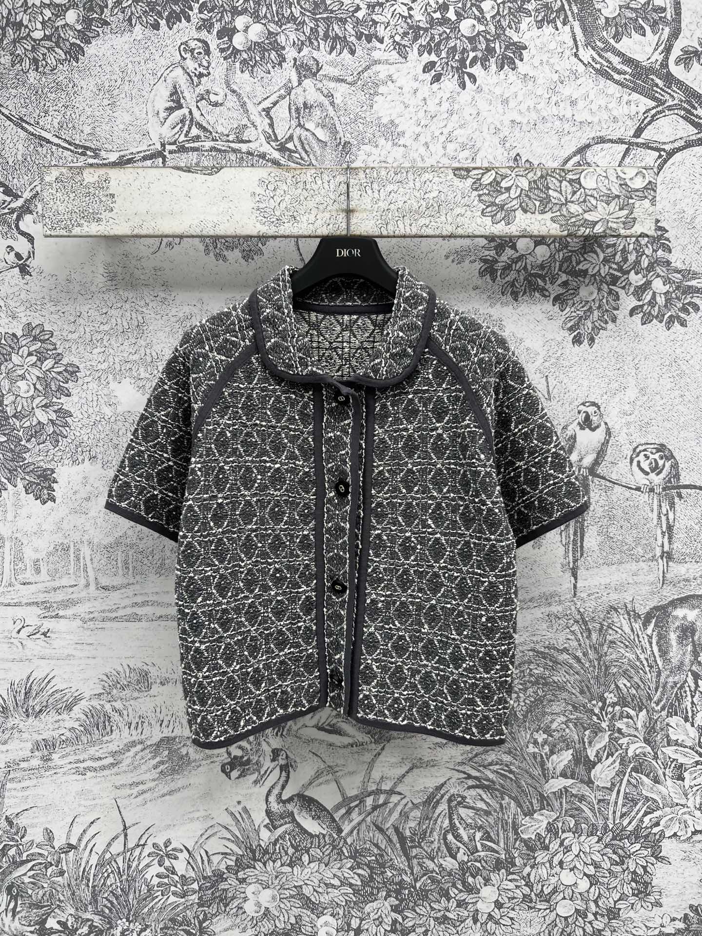 NO:412740,D Home 25 Spring and Summer New Rattan plaid lapel short-sleeved top Classic CD buckle decoration Customized Rattan plaid fabric highlights the texture effect uniquely The basic version is huge and fashionable. Any figure can be easily controlled. It can be mature, steady and elegant and gentle. Original custom-made large goods Imported yarn fabrics Special weaving technology One color three codes, Dior, T-shirt, alexander wang19860909D家 25春夏新款 藤格纹翻领短袖上衣 经典CD扣装饰 定制藤格纹面料突显纹理效果别具一格 基础版型上身巨洋气 任何身材都能轻松驾驭 即可成熟稳重又可优雅温婉 原版定制大货 进口纱线面料 专格织造工艺 一色三码,,dior,T-shirt,alexander wang,Women's clothing