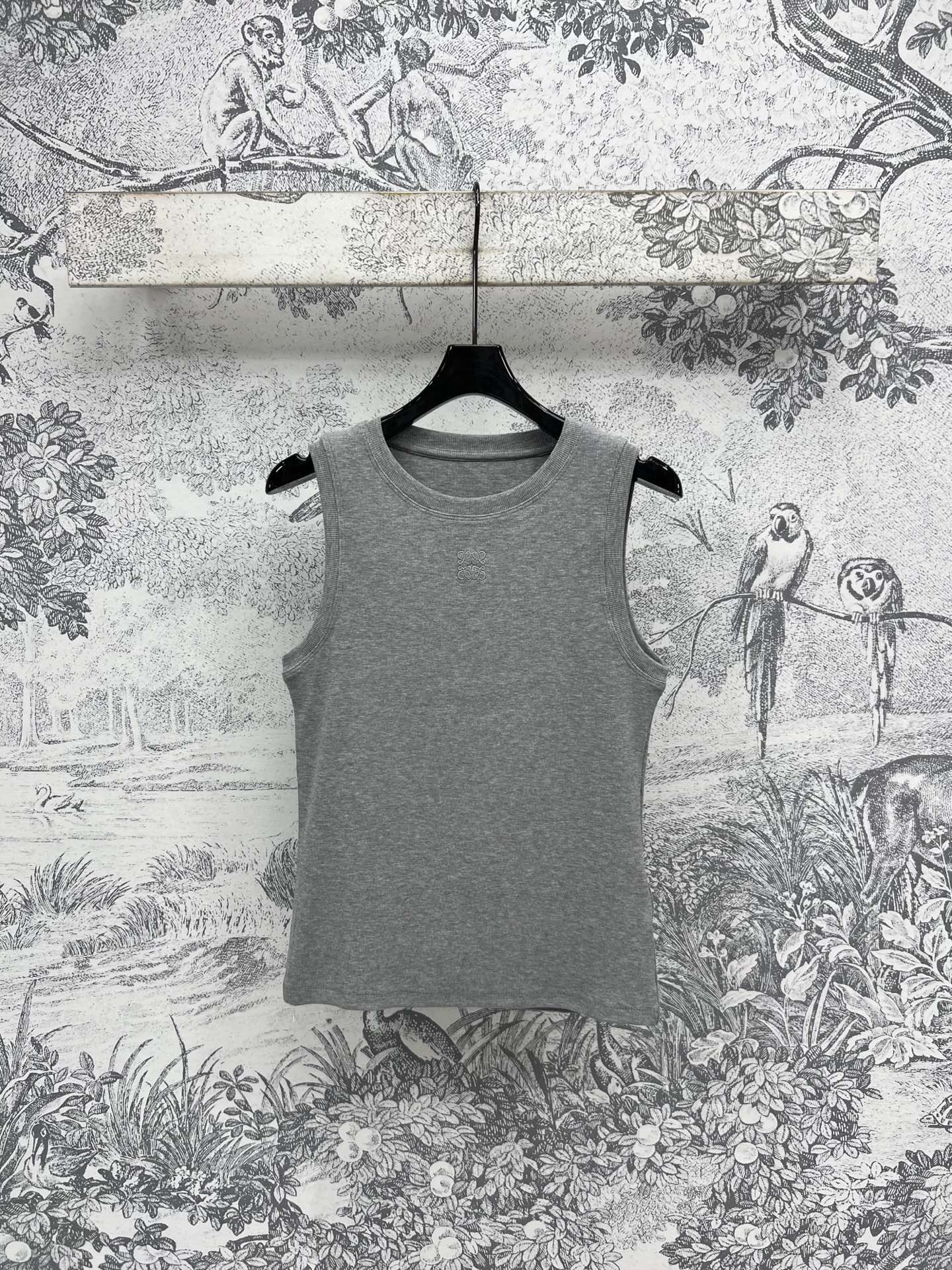 NO:410970,LW Home 25 Spring and Summer New Style, Hollow Lace Vest on the Back, Temperament Round Neck Loose Style Cut Design, Hollow Lace Sunflower Embellishment, Elegant and exquisite temperament, Refreshing and versatile, Super fashionable, Sweet and cool girl handsome and casual temperament, The upper body looks slim and tall and versatile, Three colors and three codes,,alexander wang19860909LW家 25春夏新款 后背镂空蕾丝背心 气质圆领宽松版型剪裁设计 后背拼接镂空蕾丝太阳花点缀 尽现优雅精致气质 清爽百搭 上身超时髦 甜酷风少女帅气随性气质 版型上身显瘦高挑又百搭 三色三码,,alexander wang,Women's clothing