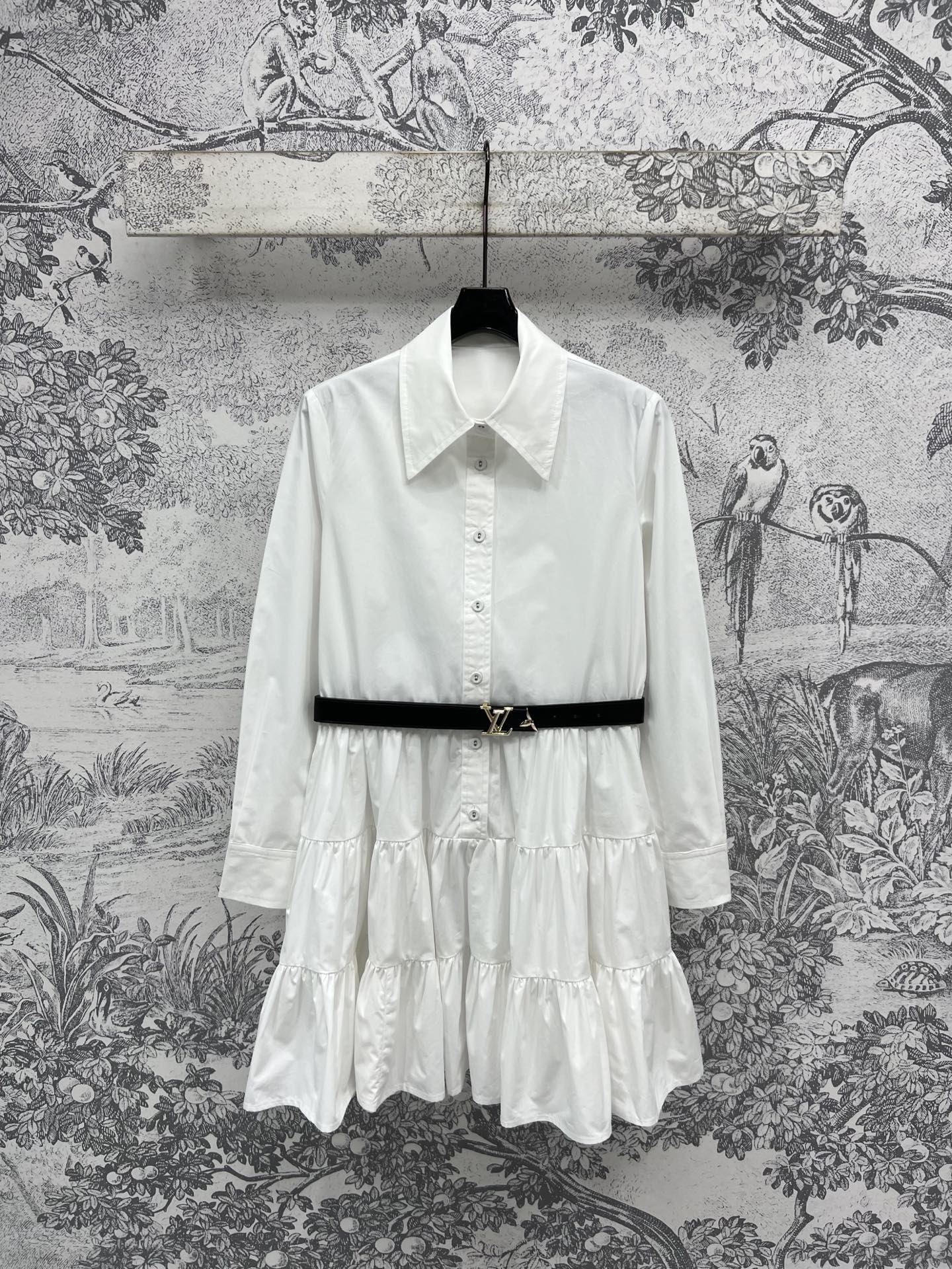 NO:411630,L's new spring and summer 25 logo belt decorative shirt dress. The pointed collar single-breasted lace highlights the simple silhouette. The layered cake skirt adds a sense of volume. The matching logo belt pulls the waist to outline the waist. The perfect split body proportions make the upper body look very long legs. The double pocket shirt design is beautiful and practical. The upper body temperament reduces age and is casual and elegant. It is good for daily dates and goes out. Two colors and three codes. SML,,louis vuitton, skirts,shirts,alexander wang19860909L家 25春夏新款 logo腰带装饰衬衫连衣裙 尖领单排扣衣襟凸显出简约廓形 而分层的蛋糕裙摆则增添了体积感 搭配logo腰带收腰 勾勒出腰身 完美分割身材比例上身超显大长腿 双口袋衬衣设计美观又实用 上身气质减龄 又随性优雅 日常约会出街都不错 两色三码 SML,,louis vuitton,skirts,shirts,alexander wang,Women's clothing