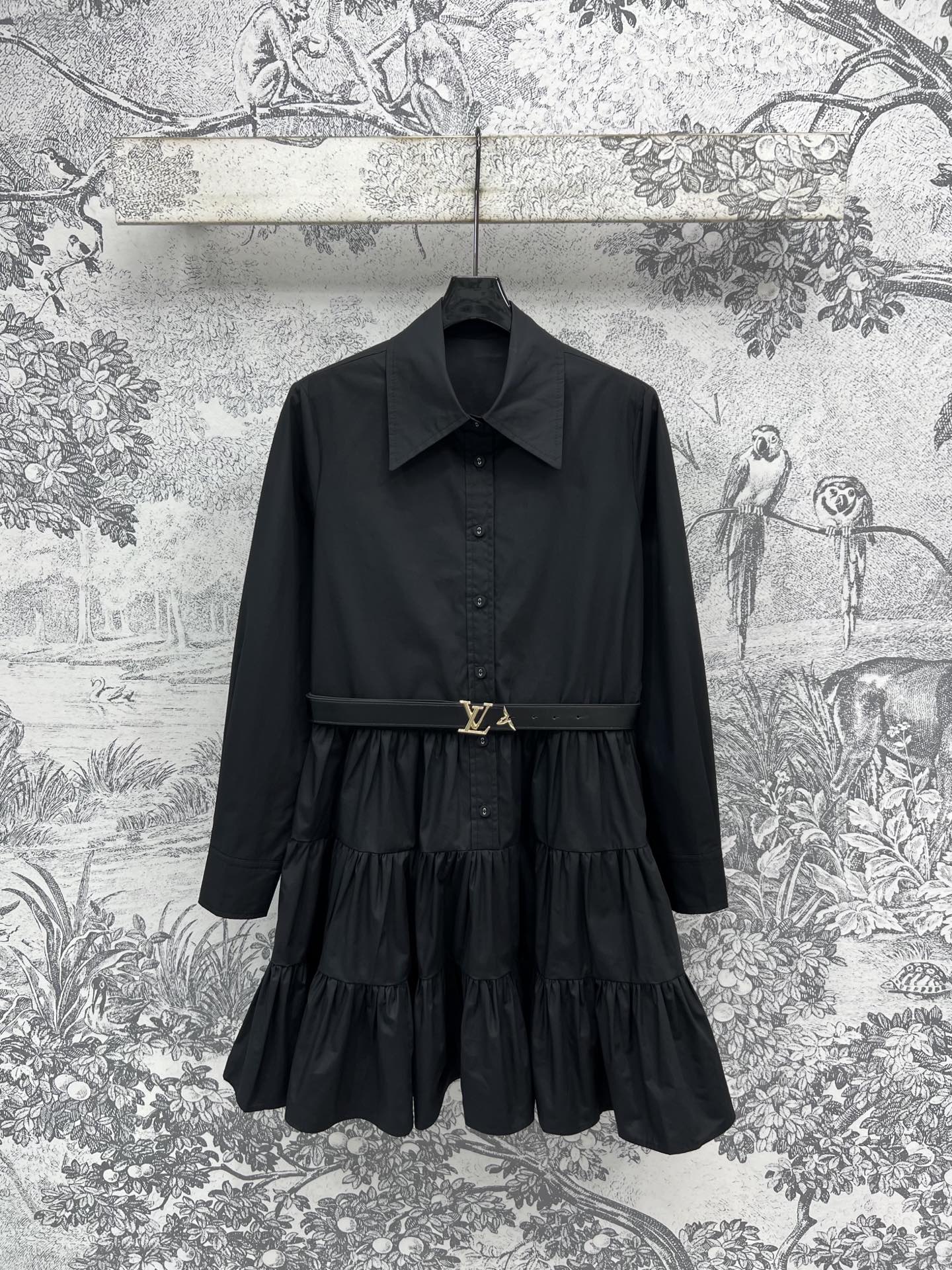 NO:411646,L's new spring and summer 25 logo belt decorative shirt dress. The pointed collar single-breasted lace highlights the simple silhouette. The layered cake skirt adds a sense of volume. The matching logo belt pulls the waist to outline the waist. The perfect split body proportions make the upper body look very long legs. The double pocket shirt design is beautiful and practical. The upper body temperament reduces age and is casual and elegant. It is good for daily dates and goes out. Two colors and three codes. SML,,louis vuitton, skirts,shirts,alexander wang19860909L家 25春夏新款 logo腰带装饰衬衫连衣裙 尖领单排扣衣襟凸显出简约廓形 而分层的蛋糕裙摆则增添了体积感 搭配logo腰带收腰 勾勒出腰身 完美分割身材比例上身超显大长腿 双口袋衬衣设计美观又实用 上身气质减龄 又随性优雅 日常约会出街都不错 两色三码 SML,,louis vuitton,skirts,shirts,alexander wang,Women's clothing