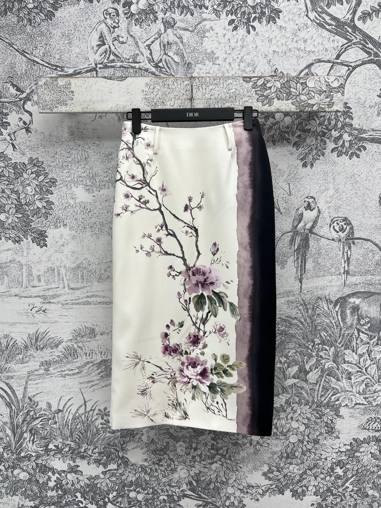 NO:411662,D Home 25 Spring and Summer New Style Floral Printed Silk Back Slit Half-Fitness Skirt Heavy Silk Texture Flexible Light Back Slit Design Makes Legs Longer The high waist and hips easily embellish the waist and hips well. The upper body is super elegant and casual and elegant. It is good for daily dates and going out. One color three-code SML, dior, skirts, real silk, alexander wang19860909D家 25春夏新款 花卉印花真丝后开叉半身长裙 重磅真丝质感飘逸轻盈 后开叉设计 妥妥的显腿长 高腰和包臀设计轻松将腰部和臀部修饰的很好上身超显气质又随性优雅 日常约会出街都不错 一色三码SML,,dior,skirts,real silk,alexander wang,Women's clothing