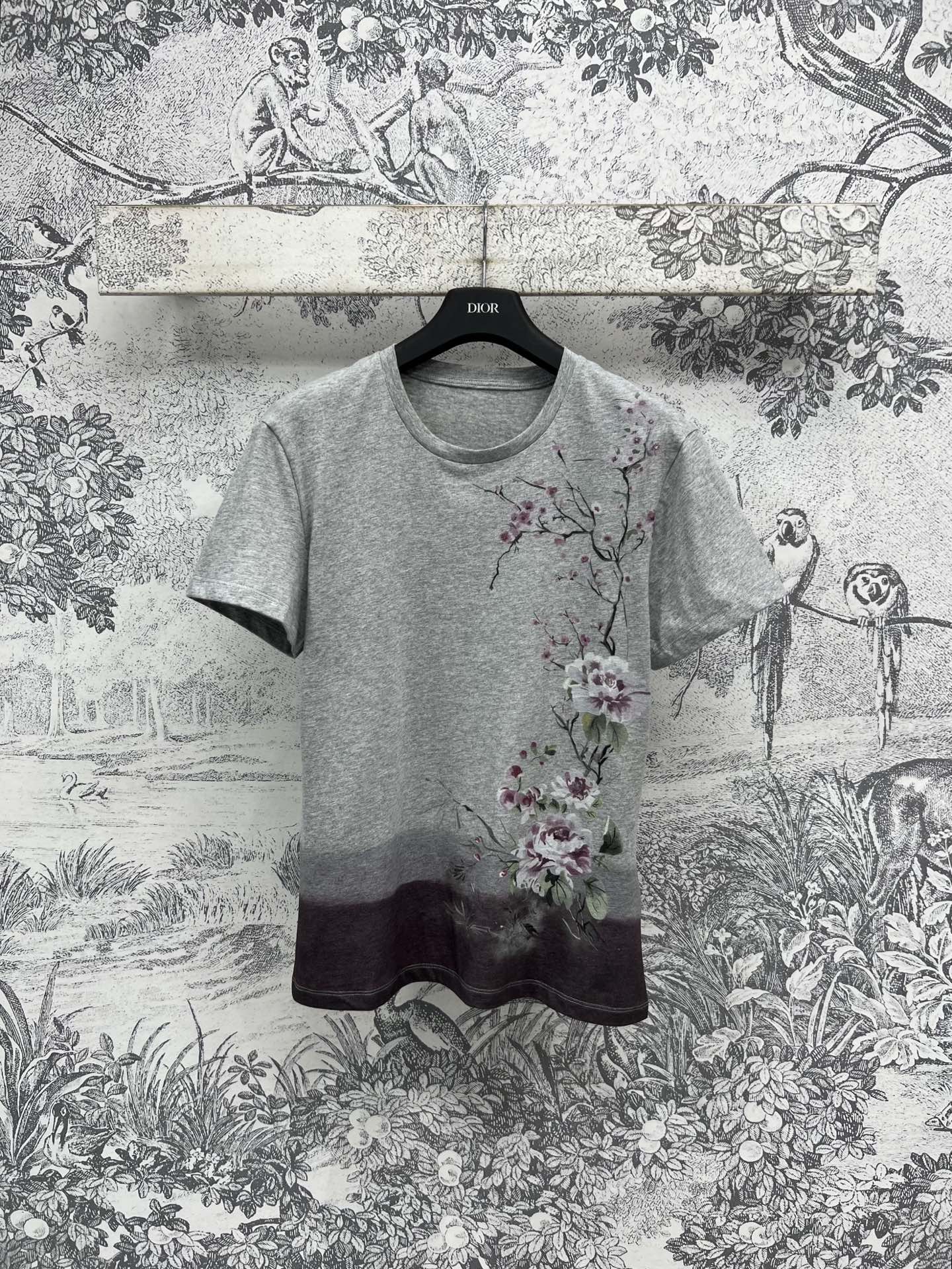 NO:411678,D Home 25 Spring and Summer New Style Floral Pattern Gradient Short Sleeve T-shirt Simple Card Playing Shows Brand Charm Everyday Matching Item Classic Style Elegant and Age-reducing Girl Style Paired with Gauze Skirts and Jeans All Look Good, Imported Pure Cotton Texture Excellent One Color Three Size, Dior, Skirts, Jeans, T-shirt, Tees, T-shirt, Alexander Wang19860909D家 25春夏新款 花卉图案渐变短袖T恤 简约打牌彰显品牌魅力 日常必入搭配单品 经典版型气质优雅减龄少女风 搭配纱裙牛仔裤都好看 进口纯棉质感超赞 一色三码,,dior,skirts,jeans,T-shirt,tees，t-shirt,alexander wang,Women's clothing