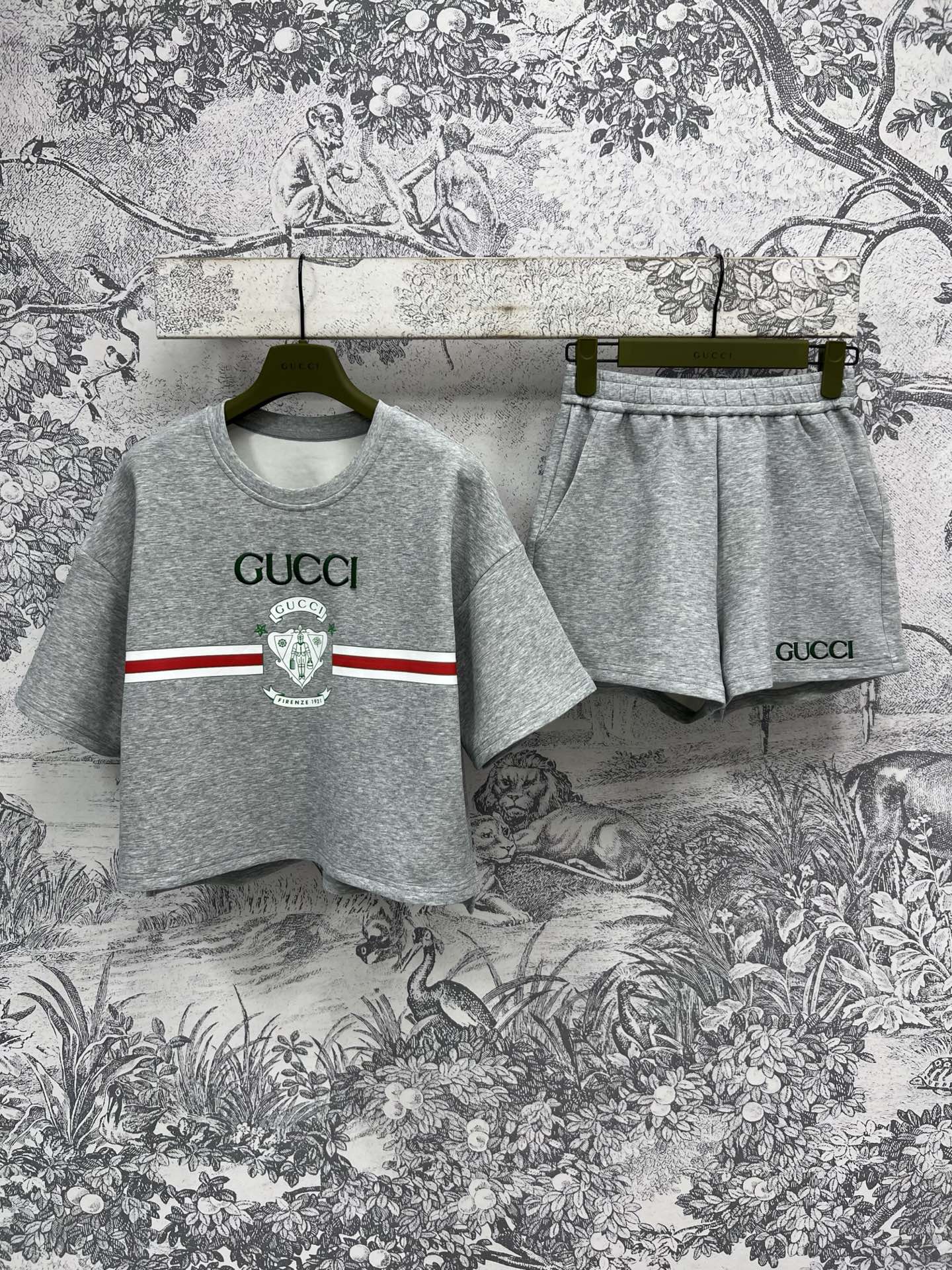 NO:411566,G Home 25 Spring and Summer New Style Casual Sweatshirt Set Short-sleeved Short Sweatshirt + High-waisted Shorts Everyday match for going out, both casual and comfortable, chest logo print blessing, a set of girlish sense of age-reducing, daily sports and leisure must be lazy, one color three-code SML, gucci, hoodie, sweatshirts, shorts, T-shirt, alexander wang19860909G家 25春夏新款 休闲卫衣套装 短袖短款卫衣+高腰短裤 日常出街的搭配 既休闲又舒适 胸前logo印花加持 一套上身满满的减龄少女感 日常运动休闲必备懒人穿 一色三码SML,,gucci,hoodie,sweatshirts,shorts,T-shirt,alexander wang,Women's clothing