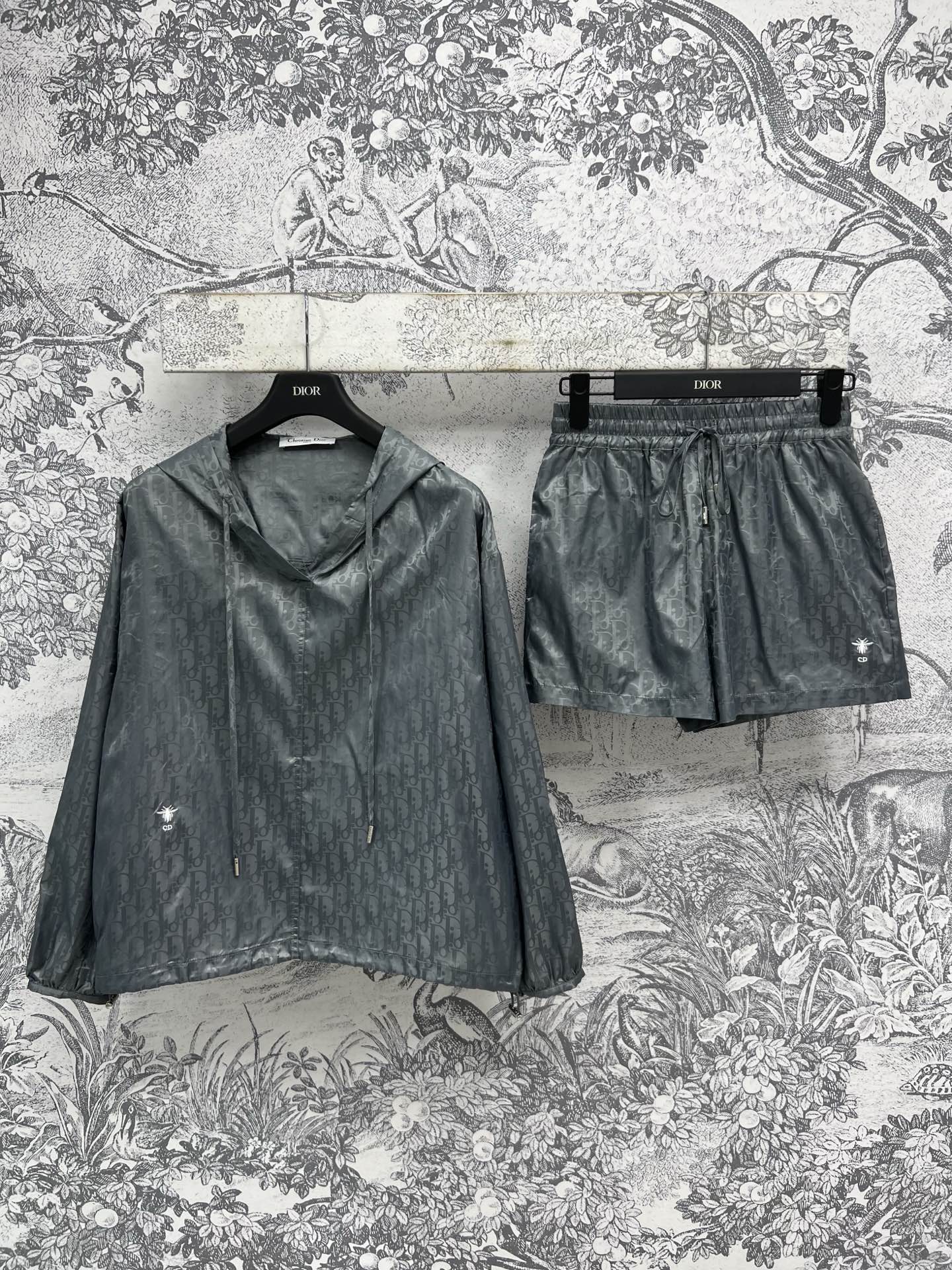 NO:411581,D Home 25 Spring and Summer New Nylon Presbyterian Sports Set Hooded Jacket + Elastic Shorts A set of top-body fashionable and stylish Popular dark-print letter jacquard nylon fabric Classic casual style Slim and neat and beautiful when paired separately You can also be used as a sunscreen clothing Two-color three-code SML, Dior, shorts, jackets & coats, Hats, alexander wang19860909D家 25春夏新款 尼龙老花运动套装 连帽外套+松紧腰短裤 一套上身时髦有型 高人气的暗纹字母提花尼龙面料 经典的休闲版型 显瘦又精神利落 分开搭配也好看 也可当防晒衣 两色三码SML,,dior,shorts,jackets & coats,hats,alexander wang,Women's clothing