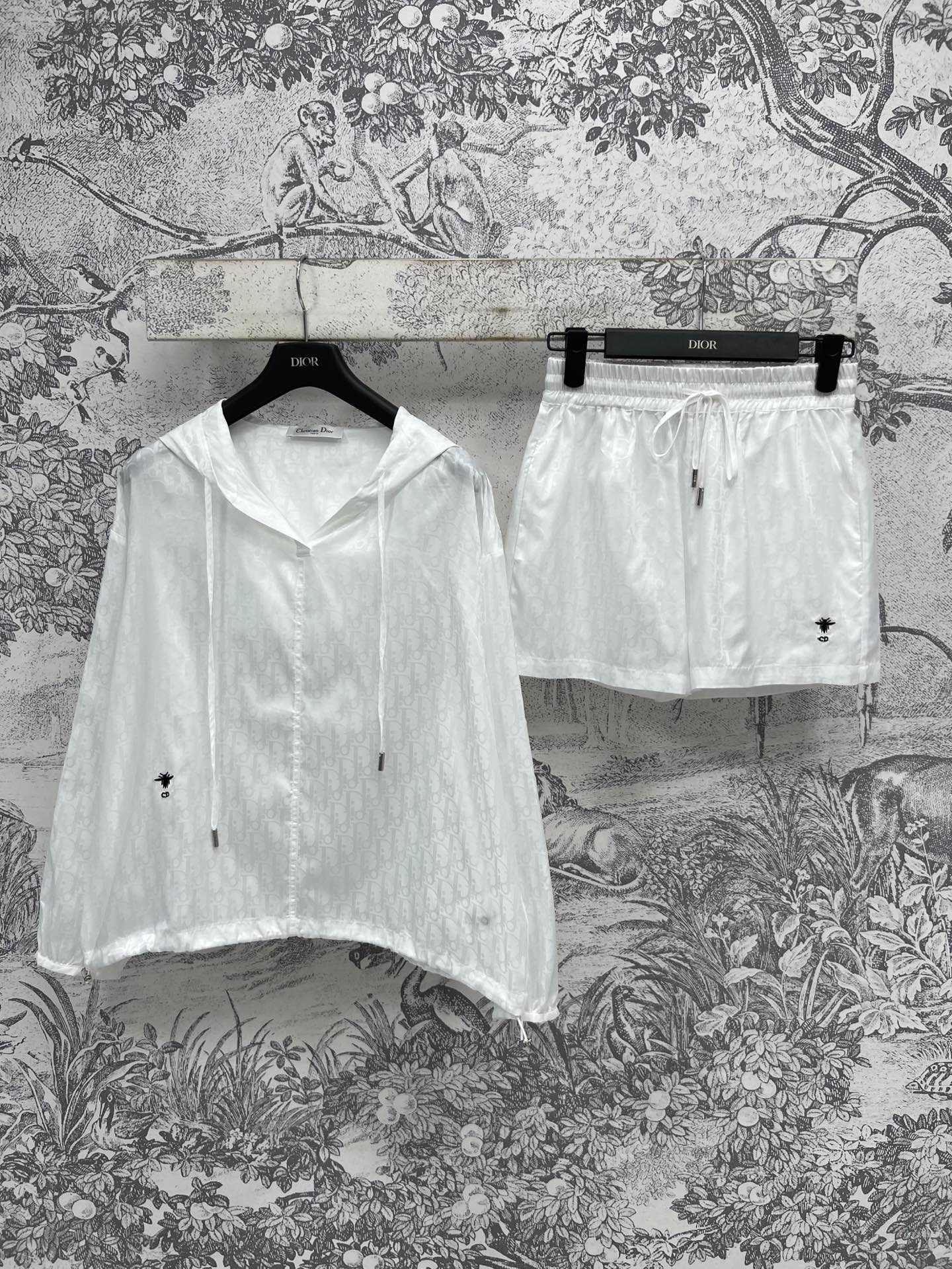 NO:411595,D Home 25 Spring and Summer New Nylon Presbyterian Sports Set Hooded Jacket + Elastic Shorts A set of top-body fashionable and stylish Popular dark-print letter jacquard nylon fabric Classic casual style Slim and neat and beautiful when paired separately You can also be used as a sunscreen clothing Two-color three-code SML, Dior, shorts, jackets & coats, Hats, alexander wang19860909D家 25春夏新款 尼龙老花运动套装 连帽外套+松紧腰短裤 一套上身时髦有型 高人气的暗纹字母提花尼龙面料 经典的休闲版型 显瘦又精神利落 分开搭配也好看 也可当防晒衣 两色三码SML,,dior,shorts,jackets & coats,hats,alexander wang,Women's clothing