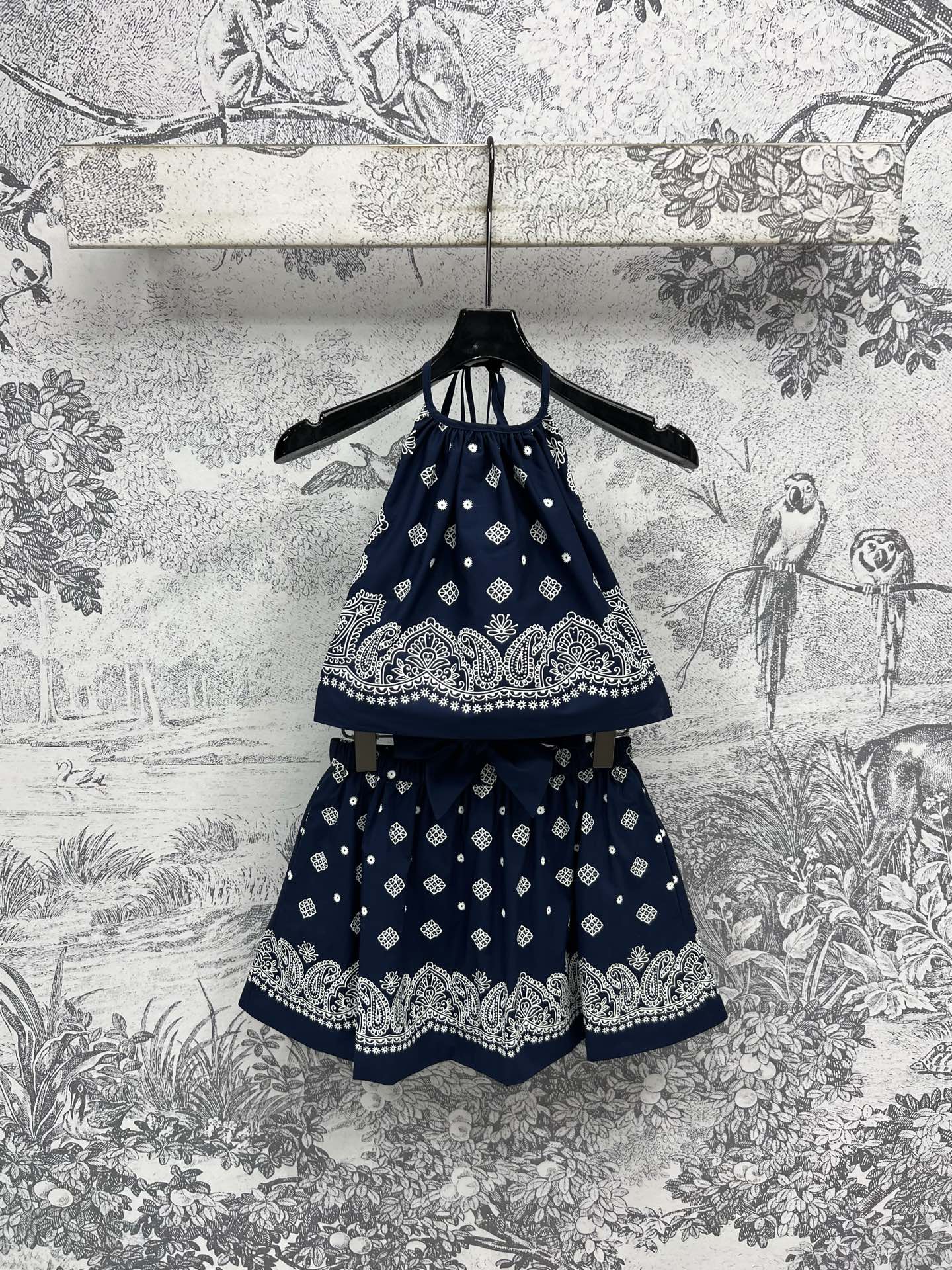 NO:412725,Top, skirt, miu, new spring and summer style, retro patterned hot girl suit, halter neck strapless + skirt fashionable and retro style, too pure and sensual, black and white simple style, a set of matching highlights the beautiful curve of the figure, small people also look super tall, one color three-code SML,, miumiu, skirts, alexander wang19860909上衣 半裙miu 25春夏新款 复古花纹辣妹套装 挂脖抹胸+半身裙时尚又充满复古风情 太纯欲了 黑白简约格调不失风范 一套搭配凸显身材优美曲线 小个子穿也是超级显高哦一色三码SML,,miumiu,skirts,alexander wang,Women's clothing