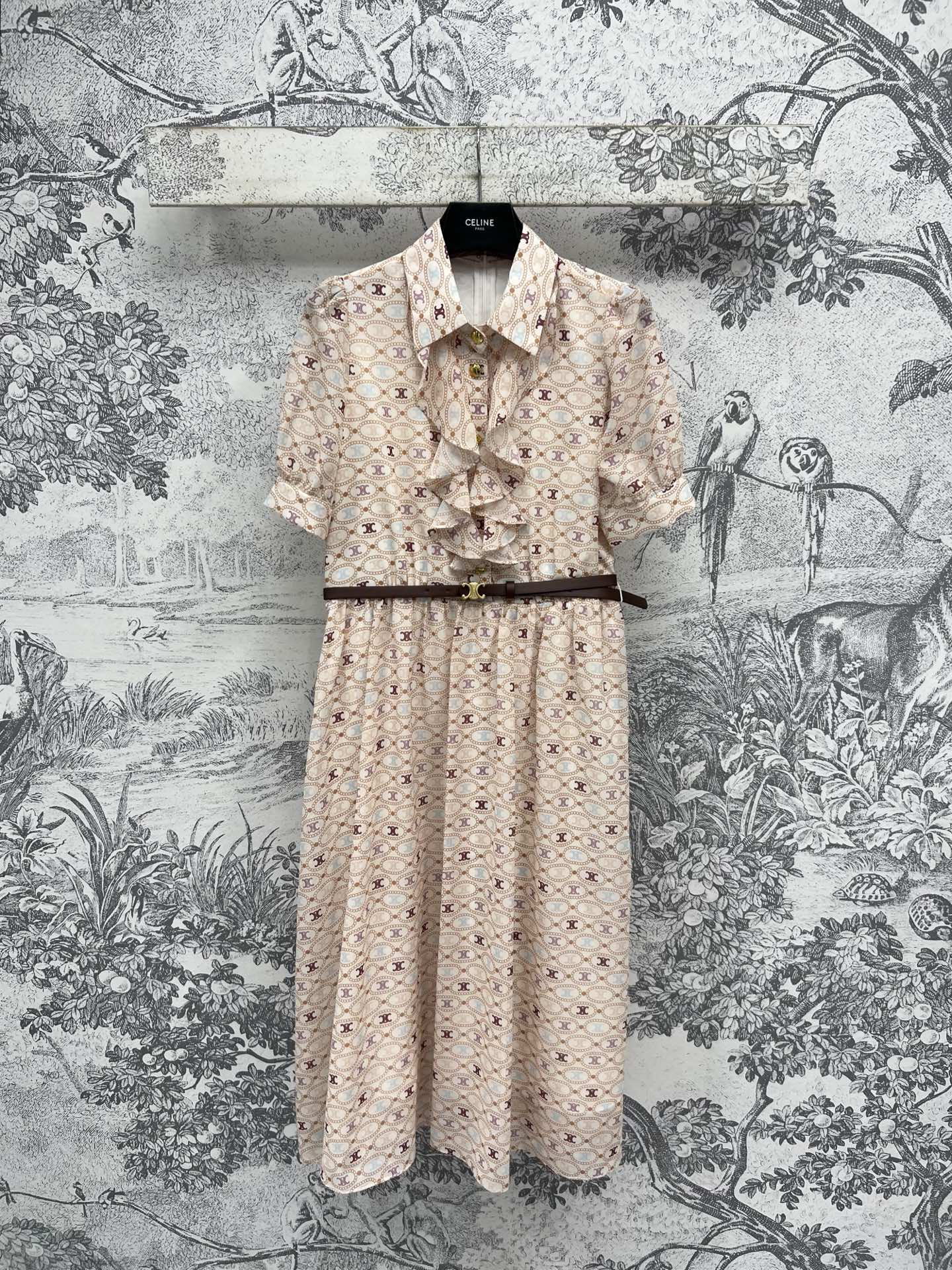 NO:412817,CE Home 25 Spring and Summer New Arc de Triomphe Print Lotus Leather Lapel Short Sleeve Logo Leather Belt Waist Large Skirt Retro Classic Arc de Triomphe Print Pattern Upper body temperament and elegant, neither too womanly nor a little casual style Light and fiber-based fabric is very suitable for summer Three-code SML, skirts, T-shirt, alexander wang19860909CE家 25春夏新款 凯旋门印花荷叶花边连衣裙 翻领短袖logo皮革腰带收腰大裙摆 复古经典的凯旋门印花图案 上身气质又优雅 既不会过于女人也带点休闲风 轻薄的聚纤面料夏季很适合 一色三码 SML,,skirts,T-shirt,alexander wang,Women's clothing