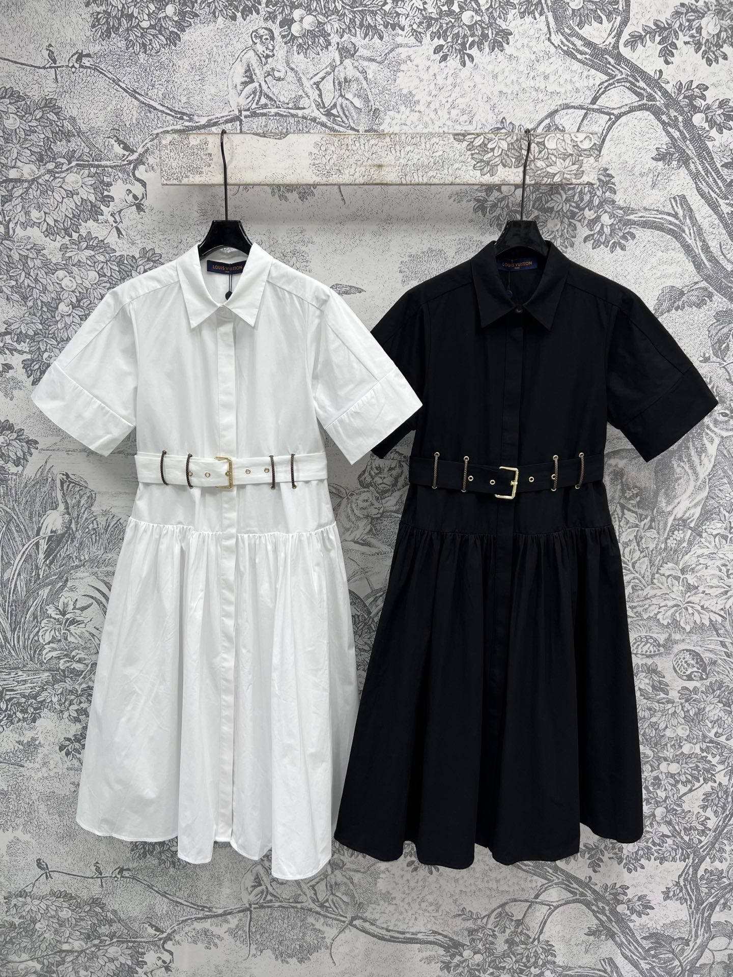 NO:411636,L Home 25 Spring and Summer New Style, Belt waist-hugging shirt dress, exquisite classic lapel, elegant design, solid color is very durable, half cloth lace embellished waist-hugging, perfectly divided body proportions, sweet and cool upper body, super long legs, short-sleeved shirt dress, weakens the softness of the dress, and adds temperament, both colors are super good looking, two colors and three codes SML,,louis vuitton, skirts, shirts, T-shirts, alexander wang19860909L家 25春夏新款 腰带收腰衬衫连衣裙 精致经典翻领 设计优雅大方 纯色非常耐看 半布系带点缀收腰 完美分割身材比例 上身又甜又酷 超显大长腿 短袖衬衫连衣裙 减弱了连衣裙的柔美感 更添气质 两个颜色都超好看 两色三码 SML,,louis vuitton,skirts,shirts,T-shirt,alexander wang,Women's clothing