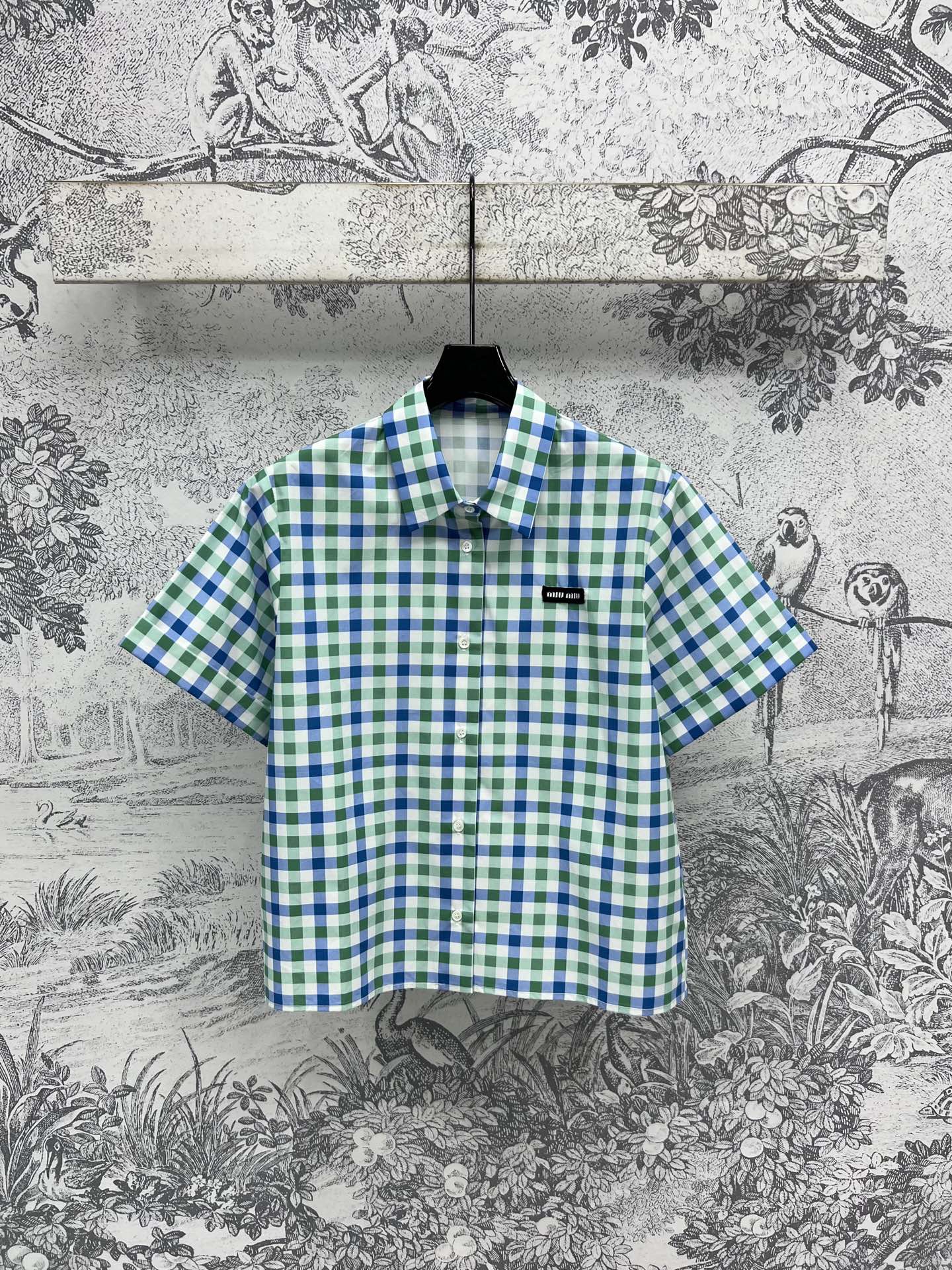 NO:411652,Miu 25 spring and summer new style, green plaid short-sleeved shirt, handsome short-sleeved shirt, small loose style, versatile and undeniable, green plaid is eye-catching, daily vacation is super gorgeous and dazzling, one color three-code SML,,miumiu,shirts,T-shirt,alexander wang19860909Miu 25春夏新款 绿格纹短袖衬衣 帅气的短袖衬衫 小宽松的版型百搭不挑人 绿色格纹很抢眼 日常度假都超艳丽夺目 一色三码 SML,,miumiu,shirts,T-shirt,alexander wang,Women's clothing