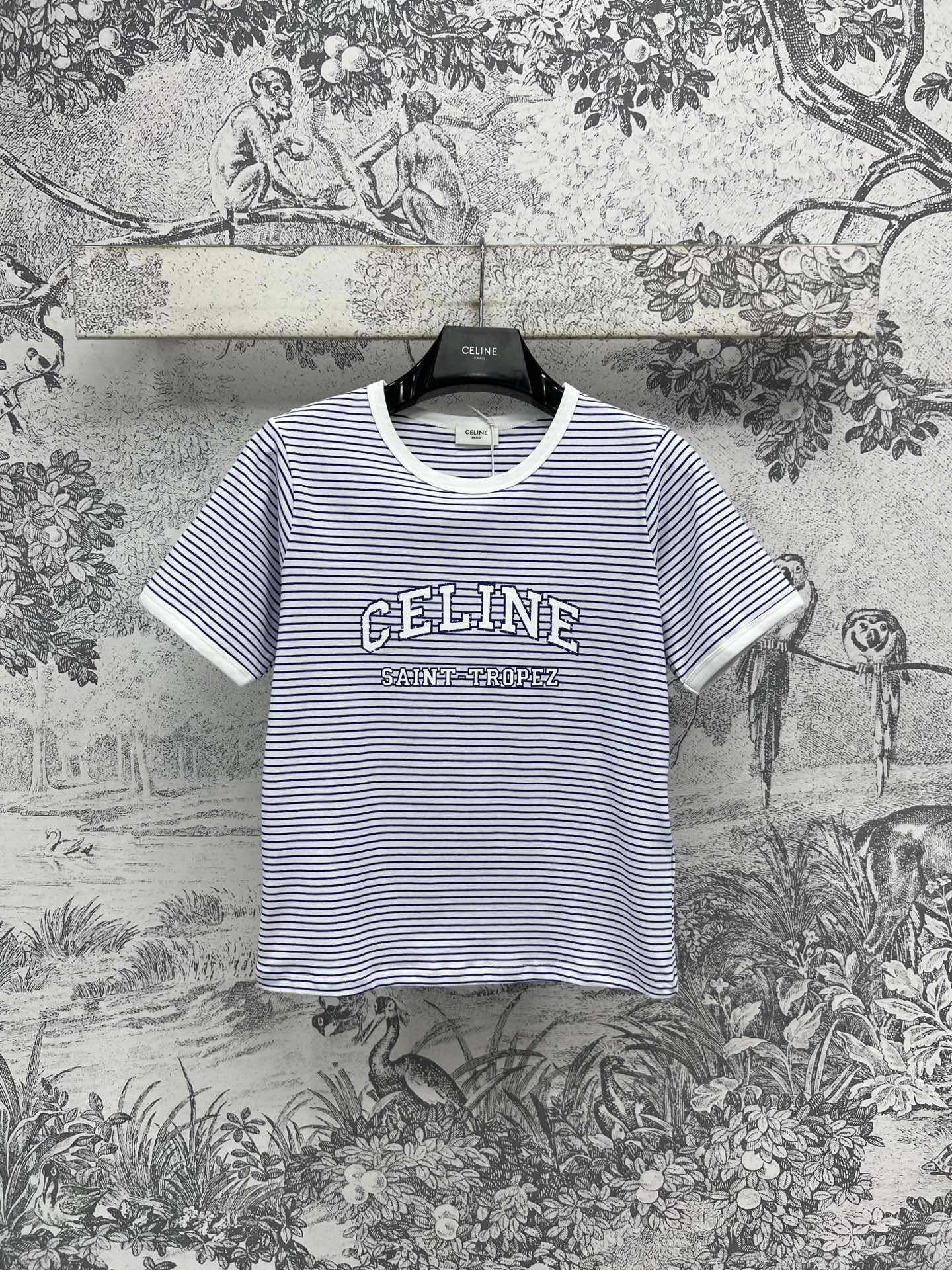 NO:411668,CE Home 25 Spring and Summer New Blue and White Striped Short-Sleeve T-shirt Refreshing and Clean Striped Design Contrast Color Arc decorative Embellishment on the chest The upper body is thin and breathable, compatible with various outfit formulas, slim and covers the flesh. A must-have item for summer, one color and three codes, T-shirt, tees, t-shirt, alexander wang19860909CE家 25春夏新款 蓝白条纹短袖T恤 清爽干净的条纹设计 胸前撞色凯旋门刺绣点缀 面料上身轻薄透气 兼容各种穿搭公式 显瘦又遮肉 夏季必备小单品一色三码,,T-shirt,tees，t-shirt,alexander wang,Women's clothing