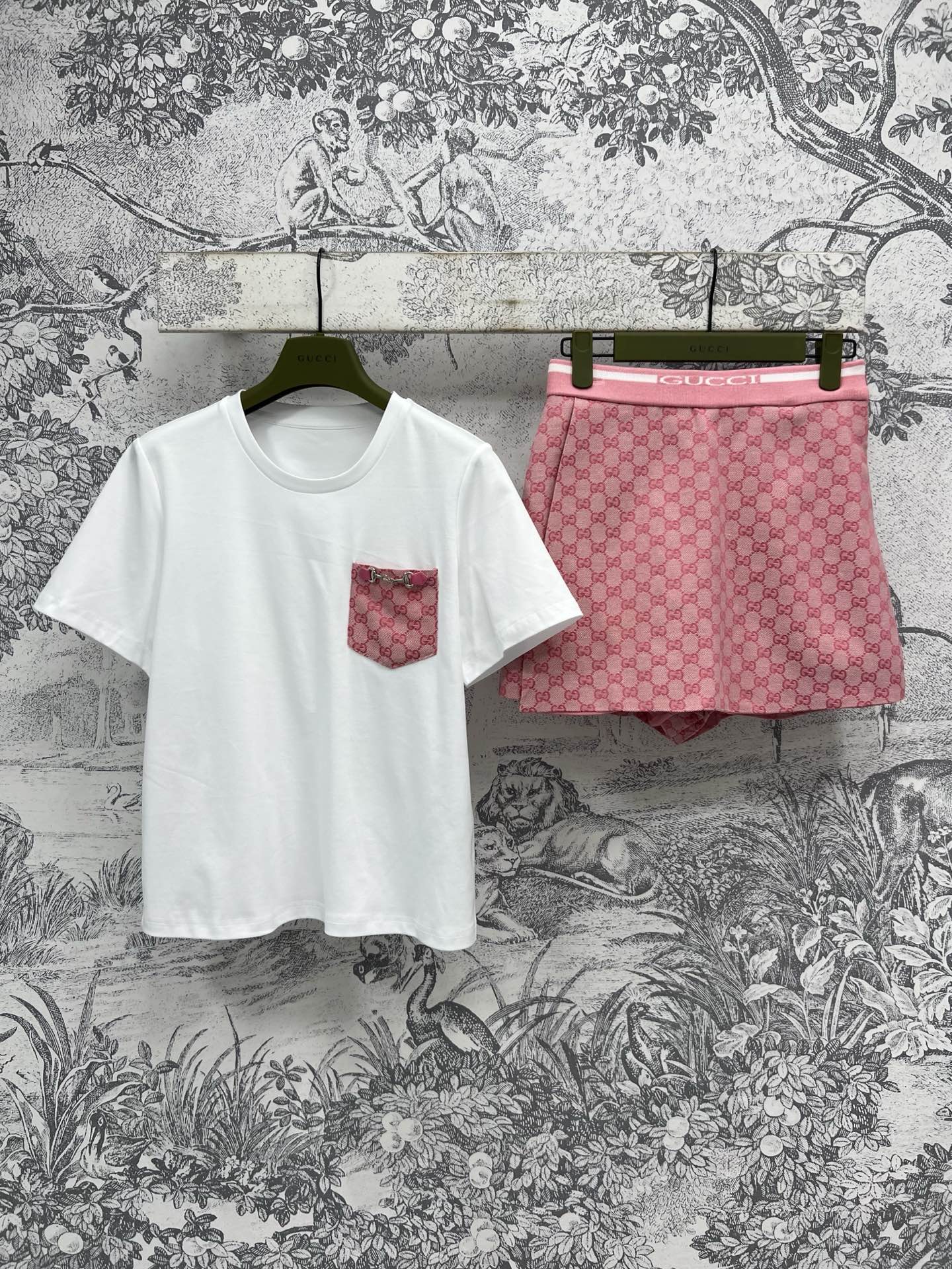 NO:412771,G Home 25 Spring and Summer New Style Single Pocket Short Sleeve T-Shirt + Double G Jacquard Paired Pants Skirt Classic and retro Fashion Double G Jacquard Eye-Elegant and Premium Shorts Inside Uneven Paired Outside Create a Skirt with a Smile A-line style, easy to cover the flesh and make it look slimming. A set of girlish look with aging on the upper body. A must-have versatile style for dates and three-code SML, gucci, skirts, shorts, T-shirt, tees, t-shirt, alexander wang19860909G家 25春夏新款 单口袋短袖T恤+双G提花搭片裤裙 经典又复古时髦 双G提花吸睛又高级 里面短裤 外边不规则搭片营造半裙即视感 A字版型上身轻松遮肉显瘦 一套上身满满的减龄少女感 约会出街必备百搭款 两色三码 SML,,gucci,skirts,shorts,T-shirt,tees，t-shirt,alexander wang,Women's clothing