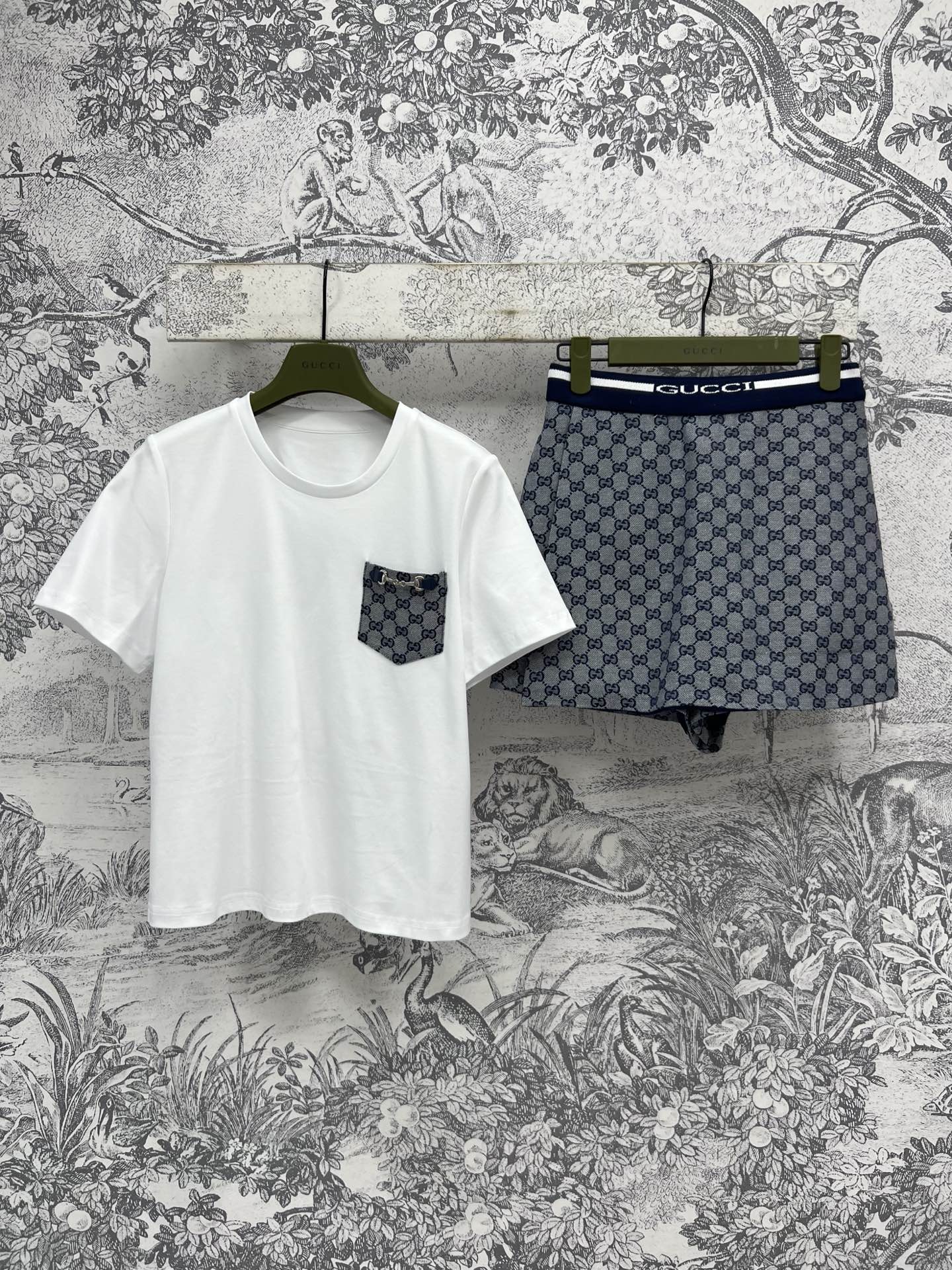 NO:412785,G Home 25 Spring and Summer New Style Single Pocket Short Sleeve T-Shirt + Double G Jacquard Paired Pants Skirt Classic and retro Fashion Double G Jacquard Eye-Elegant and Premium Shorts Inside Uneven Paired Outside Create a Skirt with a Smile A-line style, easy to cover the flesh and make it look slimming. A set of girlish-reducing upper body is a must-have for a versatile style on dates and three-code SML, gucci, skirts, shorts, T-shirt, tees, t-shirt, alexander wang19860909G家 25春夏新款 单口袋短袖T恤+双G提花搭片裤裙 经典又复古时髦 双G提花吸睛又高级 里面短裤 外边不规则搭片营造半裙即视感 A字版型上身轻松遮肉显瘦 一套上身满满的减龄少女感 约会出街必备百搭款 两色三码 SML,,gucci,skirts,shorts,T-shirt,tees，t-shirt,alexander wang,Women's clothing