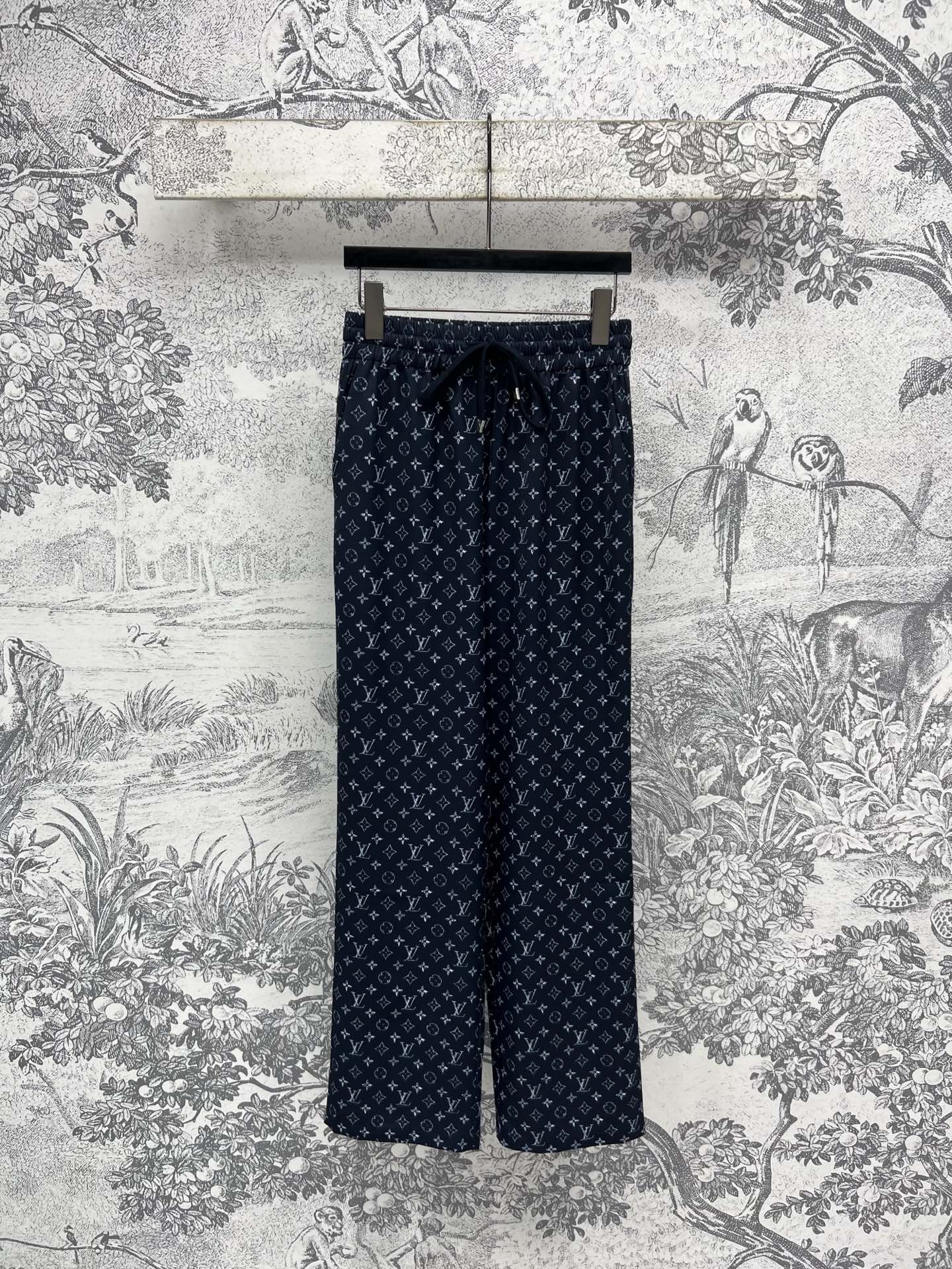 NO:412801,L Home 25 Spring and Summer New Style Classic Presbyterian casual pants Drawstring elastic waist Casual straight-leg pants Style Super hiding flesh to make you look slimming Retro Presbyterian logos Never tire of wearing them Summer very comfortable and versatile items One color Three sizes SML,,louis vuitton,alexander wang19860909L家 25春夏新款 经典老花休闲裤 抽绳松紧腰 休闲的直筒裤型 上身超级藏肉显瘦 复古的老花logo百穿不厌 夏季非常舒适又百搭的单品 一色三码 SML,,louis vuitton,alexander wang,Women's clothing