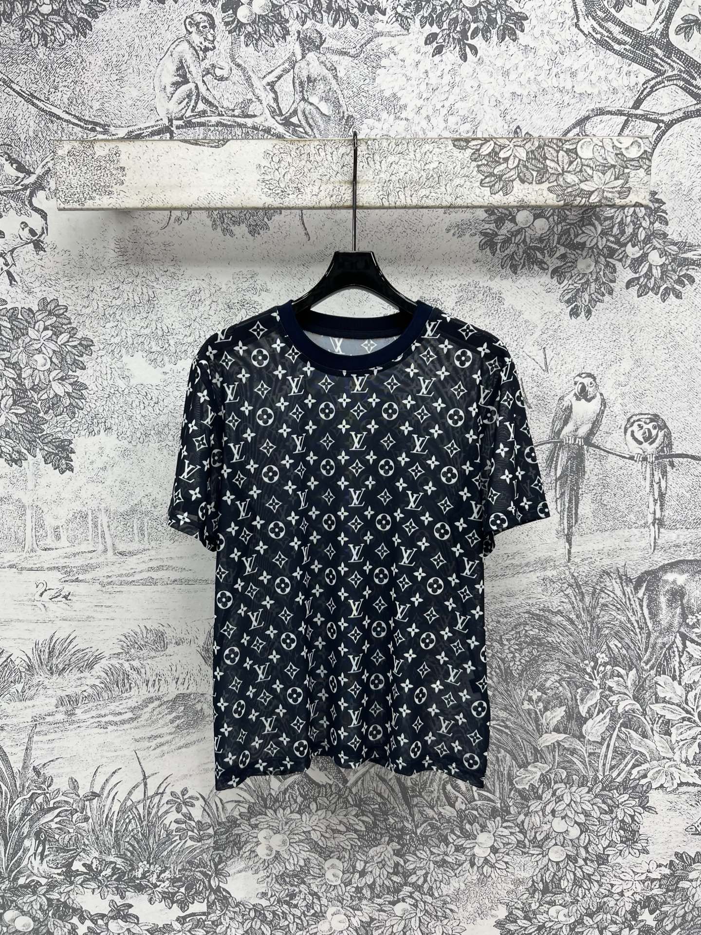 NO:412809,L family 25 spring and summer new style, classic presbyterian short-sleeved T-shirt, fashionable matching items, BF boyfriend style, a must-have classic items every year, the black and white presbyterian effect is so eye-catching, it is a plus for fashionable match with various coats. High version, one color and three codes, SML,, louis vuitton, jackets & coats, T-shirt,tees, t-shirt,alexander wang19860909L家 25春夏新款 经典老花短袖T恤 时髦搭配单品 妥妥的BF男友风 每年必备的经典单品 黑白的老花效果太吸睛了 搭配各种外套都是加分时髦 高版本 一色三码 SML,,louis vuitton,jackets & coats,T-shirt,tees，t-shirt,alexander wang,Women's clothing