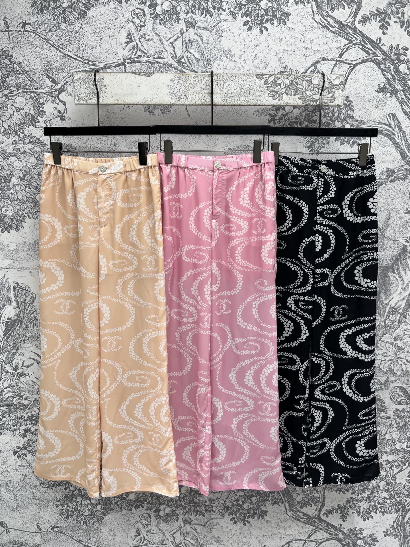 NO:412750,Xiaoxiang style 25 spring and summer new style, four-leaf clover logo printed chiffon series, halter neck strapless + skirt + casual pants + suspender dress, a series of matching, super body proportions, visually high and slim, classic brand logo prints, fashionable and high-end, youthful and energetic summer girl gets immediately, it's absolutely amazing, three colors and three codes, SML, skirts, alexander wang19860909小香风 25春夏新款 四叶草logo印花雪纺系列 挂脖抹胸+半身裙+休闲裤+吊带连衣裙 一系列搭配上身超拉身材比例 视觉显高显瘦 经典的品牌Logo印花 时髦又高级 上身青春活力的夏日元气少女立马get 简直绝绝子 三色三码 SML,,skirts,alexander wang,Women's clothing