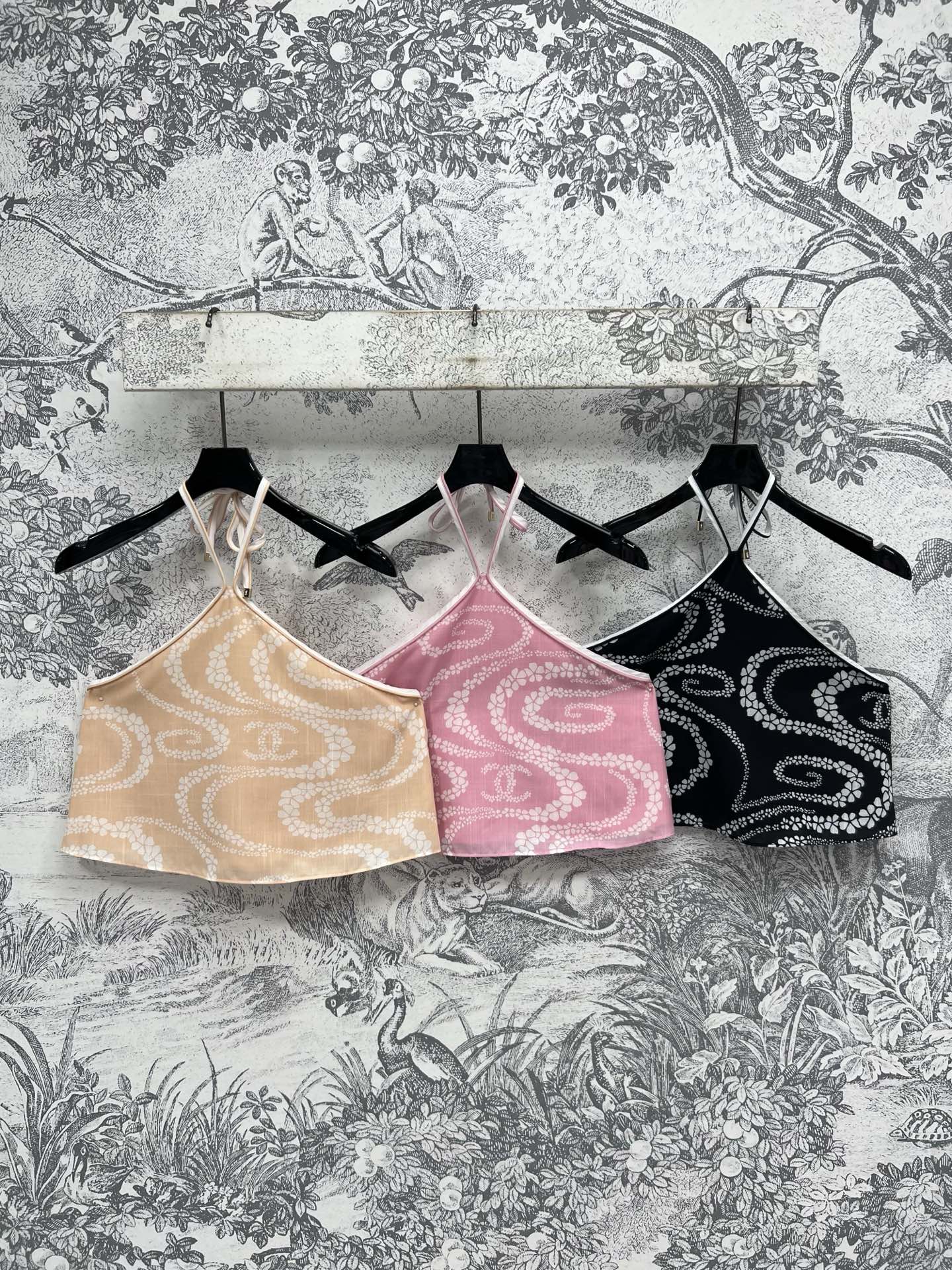 NO:412765,Xiaoxiang style 25 spring and summer new style, four-leaf clover logo printed chiffon series, halter neck strapless + skirt + casual pants + suspender dress, a series of matching, super body proportions, visually high and slim, classic brand logo prints, fashionable and high-end, youthful and energetic summer girl gets immediately, it's absolutely amazing, three colors and three codes, SML, skirts, alexander wang19860909小香风 25春夏新款 四叶草logo印花雪纺系列 挂脖抹胸+半身裙+休闲裤+吊带连衣裙 一系列搭配上身超拉身材比例 视觉显高显瘦 经典的品牌Logo印花 时髦又高级 上身青春活力的夏日元气少女立马get 简直绝绝子 三色三码 SML,,skirts,alexander wang,Women's clothing