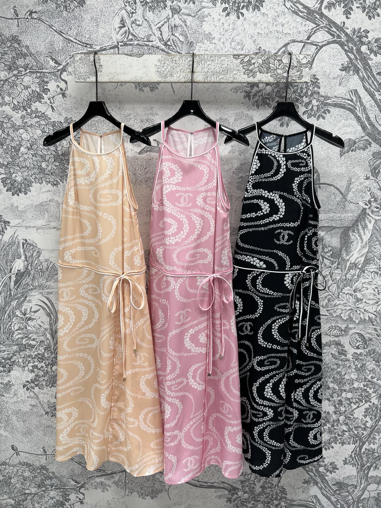 NO:412778,Xiaoxiang style 25 spring and summer new style, four-leaf clover logo printed chiffon series, halter neck strapless + skirt + casual pants + suspender dress, a series of matching, super body proportions, visually high and slim, classic brand logo prints, fashionable and high-end, youthful and energetic summer girl gets immediately, it's absolutely amazing, three colors and three codes, SML, skirts, alexander wang19860909小香风 25春夏新款 四叶草logo印花雪纺系列 挂脖抹胸+半身裙+休闲裤+吊带连衣裙 一系列搭配上身超拉身材比例 视觉显高显瘦 经典的品牌Logo印花 时髦又高级 上身青春活力的夏日元气少女立马get 简直绝绝子 三色三码 SML,,skirts,alexander wang,Women's clothing