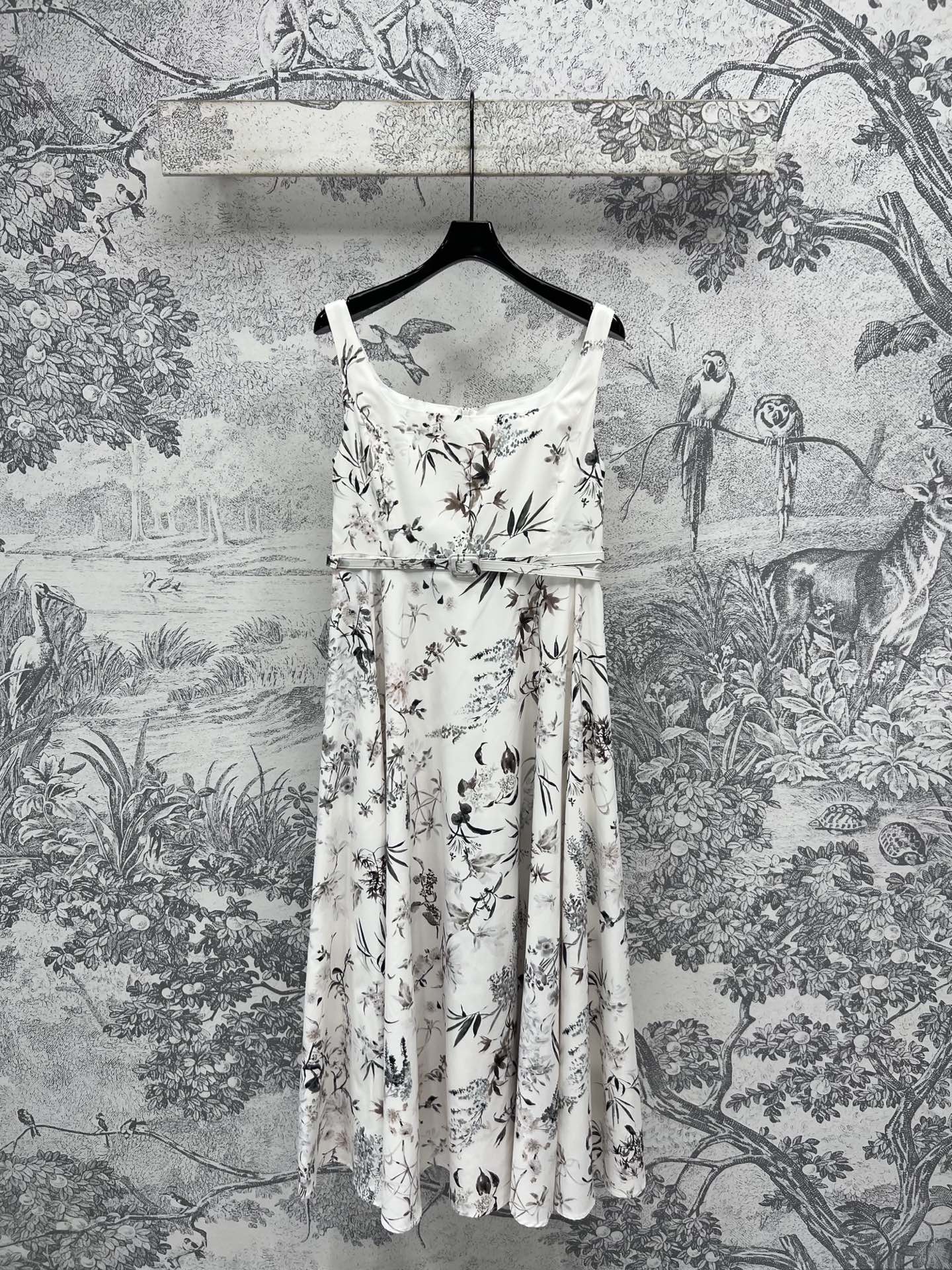 NO:412794,New spring and summer style floral printed suspender dress, full of high-end texture at first glance, suspender strapless dress design, full of girlishness, beautiful style, super good-looking, with a cloth belt, age-reducing and girlish, super fairy-like, draping, a gentle and gentle temperament, can be taken or dated, one color and three-digit SML,, skirts, alexander wang19860909春夏新款 花卉印花吊带连衣裙 一眼看去满满的高级质感 吊带抹胸连衣裙设计 满满的少女感 绝美版型 超级好看 配本布腰带上身减龄又少女 超级有仙女的感觉 垂感超赞 温温柔柔的气质简直绝了 拍照或者约会都可以一色三码 SML,,skirts,alexander wang,Women's clothing