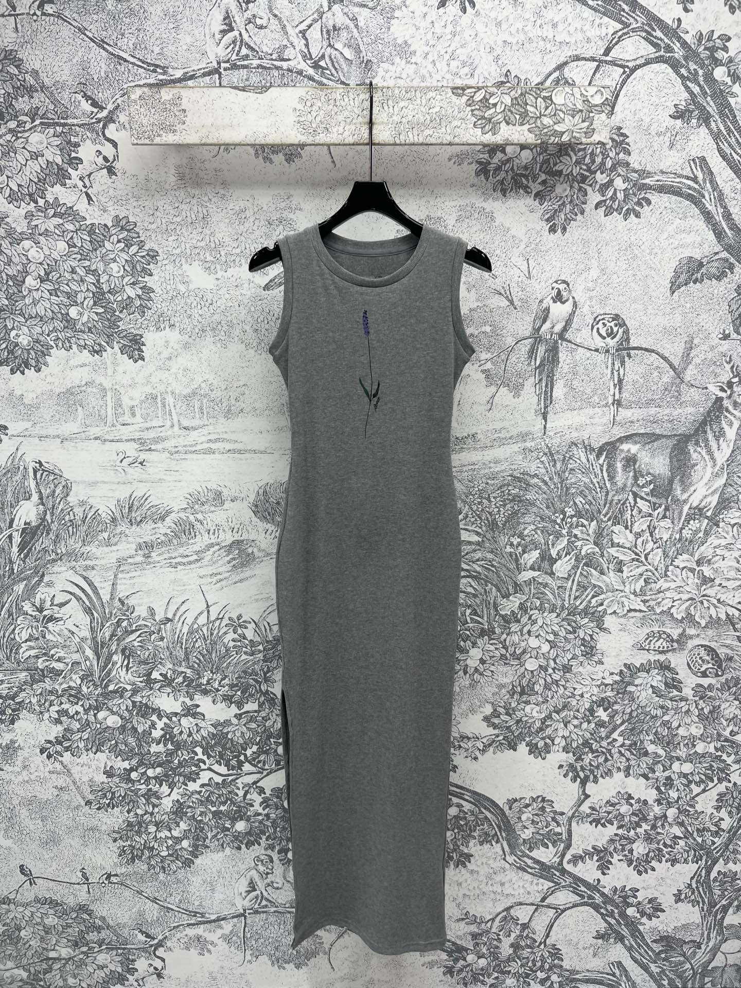 NO:412810,New spring and summer style lavender printed vest dress paper man vest dress aesthetic vest dress lavender printed embellishment simple and unique, and really versatile. It is not picky at all. It can modify the figure very purely. It is purely tempting to grasp the fabric is knitted cotton with a skeleton. The length to the ankle is the slimming design. The slimmest one color three codes SML, skirts, alexander wang19860909春夏新款 薰衣草印花背心连衣裙 纸片人背心裙 戳中审美的背心连衣裙 薰衣草印花点缀 简约有个性 而且真的有被百搭到 完全不挑人 很能修饰身材 纯欲拿捏住了 面料是带有筋骨感的针织纯棉 长度到脚踝的位置侧边开叉设计 最最显瘦 一色三码 SML,,skirts,alexander wang,Women's clothing