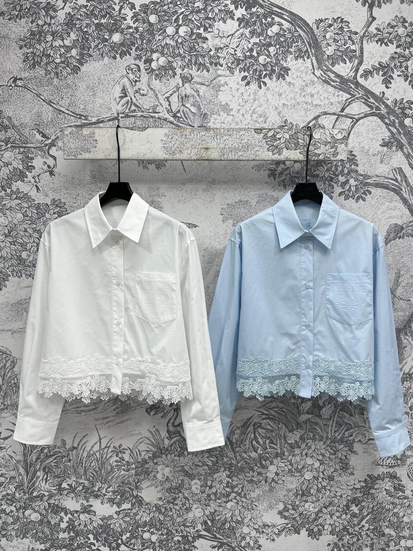 NO:412759,LW Home 25 Spring and Summer New lace spliced ​​short shirt French elegant lace spliced ​​hem Special elegant and exquisite Graceful and luxurious Boobs Pocket Relief Logo Printing Trendy and Big Brand Classic H short style versatile and not picky, can be used with any item, exquisite and elegant temperament immediately, daily necessities must be included in high-end fashionable and versatile items, two colors and three codes SML,,alexander wang19860909LW家 25春夏新款 蕾丝拼接短款衬衣 法式优雅蕾丝拼接衣摆 特别的优雅精致 雍容华贵 胸前口袋浮雕logo印花点缀 时髦又大牌 经典H短款版型百搭不挑人 搭配任何单品都能驾驭 精致优雅的气质立马拥有 日常必入高级时髦百搭单品 两色三码 SML,,alexander wang,Women's clothing