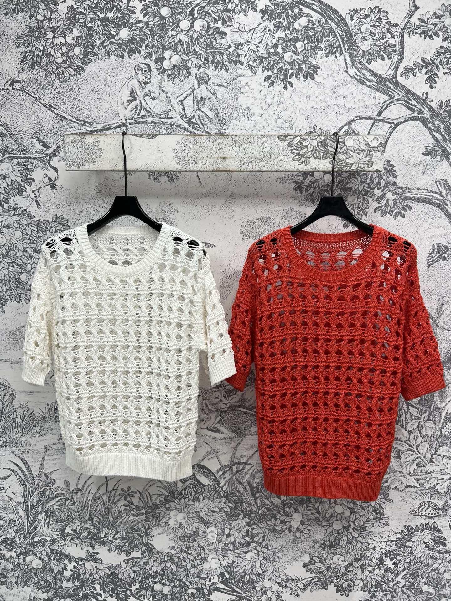 NO:412773,New spring and summer style, hollow knitted short sleeves, hollow design, small sexy, small suspenders, no need to worry about exposure, hollow patterns are elegant and generous, exquisite craftsmanship and luxurious taste, top body temperament and fashionable, two colors and three codes SML, T-shirt, alexander wang19860909春夏新款 镂空针织短袖 镂空设计小心机满满 若隐若现的小性感 内搭小吊带不用担心走光哦 镂空花纹优雅又大方 工艺精湛满满奢华的味道 上身气质又时髦 两色三码 SML,,T-shirt,alexander wang,Women's clothing