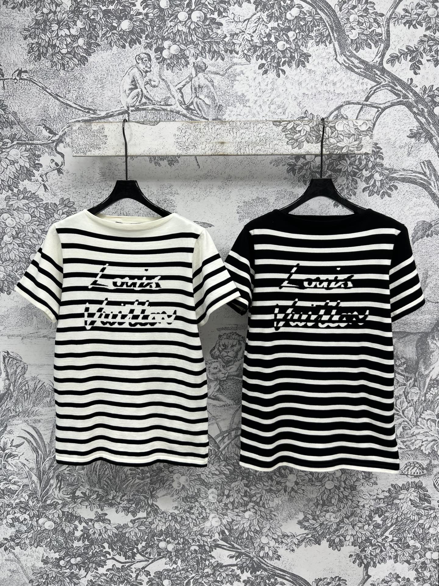 NO:412827,L Home 25 Spring and Summer New logo striped short-sleeved T-shirt Classic black and white striped design Stripe locked color makes it white and full Three-dimensional loose cut Small loose fitting covers the flesh and makes it look slimming. Very versatile and fashionable items Two colors and three codes SML,,louis vuitton,T-shirt,tees,t-shirt,alexander wang19860909L家 25春夏新款 logo条纹短袖T恤 经典黑白条纹设计 条纹控锁死颜色显白又饱满 立体宽松剪裁 小宽松版型遮肉又显瘦 非常百搭的时髦单品 两色三码 SML,,louis vuitton,T-shirt,tees，t-shirt,alexander wang,Women's clothing