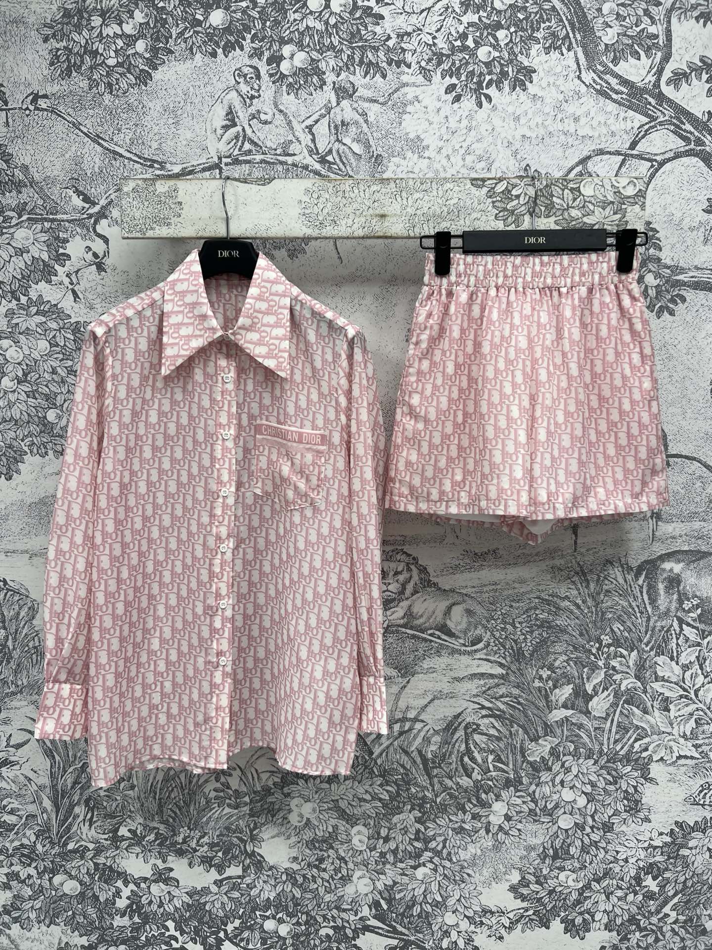 NO:413984,D Home 25 Spring and Summer New D Letter Jacquard Shirt Set Small Lapel Shirt Design with Elastic Shorts A set of top-fit ​​fashionable and retro high-end classic old-fashioned patterns never tire of looking at Customized hardware accessories All the workmanship details are great A set for sale Two colors and three codes SML,,dior,shorts,alexander wang19860909D家 25春夏新款 D字母提花衬衣套装 小翻领衬衣设计搭配松紧短裤 一套上身时髦又复古高级 经典的老花图案百看不厌 定制的五金配件 做工细节都很赞 一套出售 两色三码 SML,,dior,shorts,alexander wang,Women's clothing