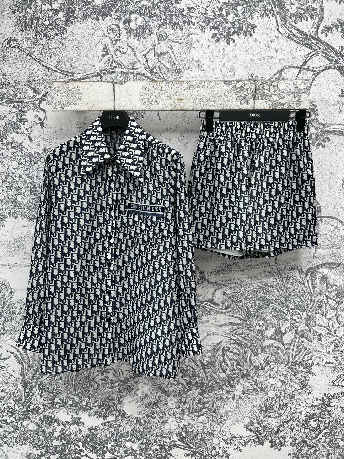 NO:413997,D Home 25 Spring and Summer New D Letter Jacquard Shirt Set Small Lapel Shirt Design with Elastic Shorts A set of top-fit ​​fashionable and retro high-end classic old-fashioned patterns never tire of looking at Customized hardware accessories All the workmanship details are great A set for sale Two colors and three codes SML,,dior,shorts,alexander wang19860909D家 25春夏新款 D字母提花衬衣套装 小翻领衬衣设计搭配松紧短裤 一套上身时髦又复古高级 经典的老花图案百看不厌 定制的五金配件 做工细节都很赞 一套出售 两色三码 SML,,dior,shorts,alexander wang,Women's clothing