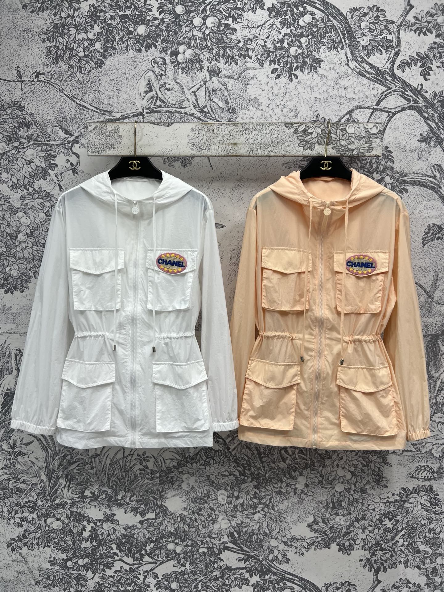 NO:413957,Xiaoxiang style 25 spring and summer new style hooded waist-hugging sunscreen clothes, both fashionable and practical, minimalist design, simple and light, slim and versatile, thin fabrics are very comfortable, very light and breathable, the style is very online, not picky about the figure, everyone looks good when wearing it, and when going out in summer, you can easily have white and tender skin, two colors and three codes SML,,hats,alexander wang19860909小香风 25春夏新款 连帽收腰防晒衣 时髦和实用兼顾 极简主义设计 既简约又轻便 上身显瘦又百搭 轻薄面料舒适度极好 非常的轻便透气 版型做工很在线 不挑身材 谁穿都好看 夏天外出配一件小防晒轻松拥有白嫩皮肤两色三码 SML,,hats,alexander wang,Women's clothing