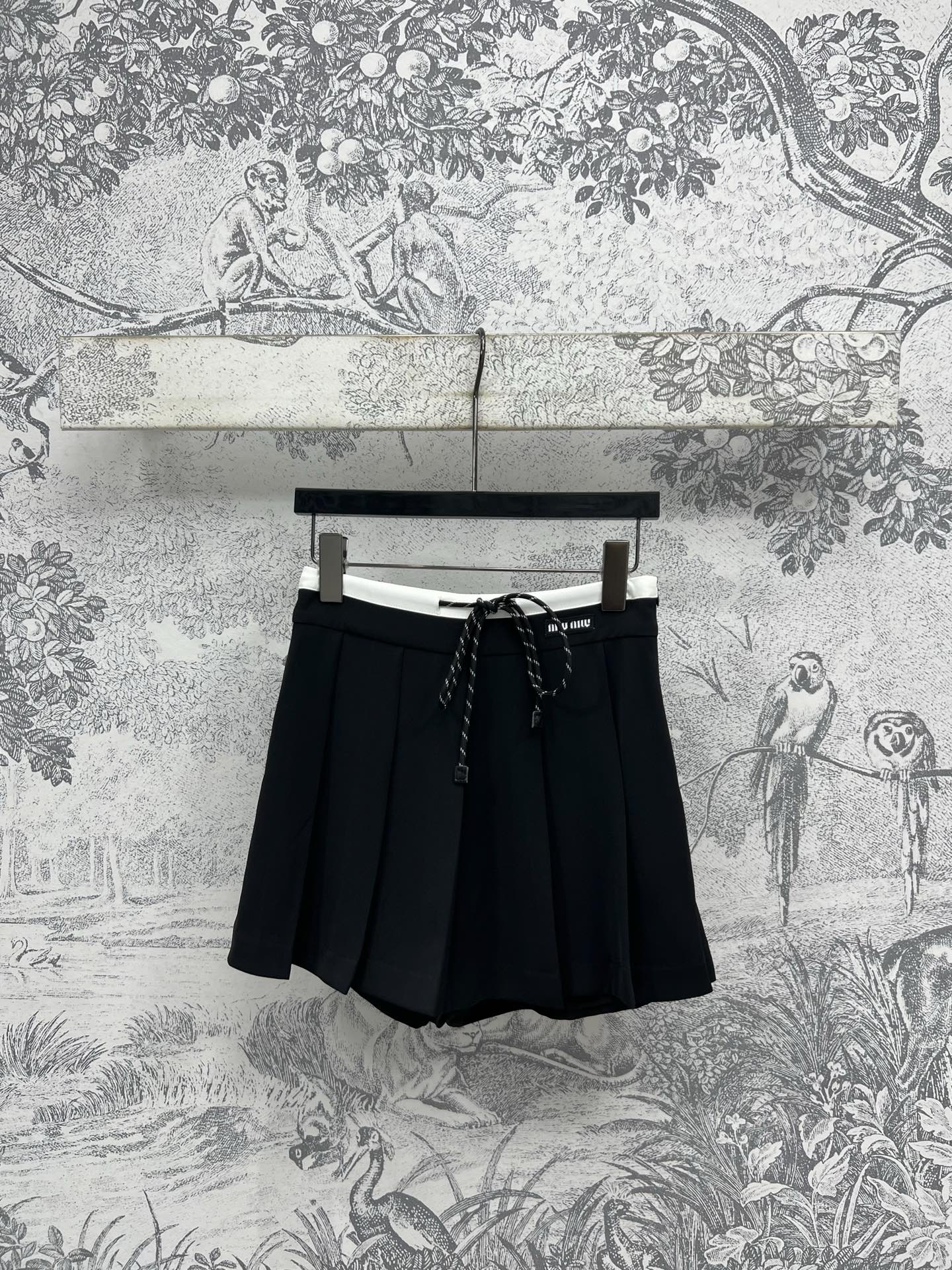 NO:413972,Miu 25 spring and summer new style contrasting color high waist pleated trousers skirts, a must-have trousers skirts, waist contrasting color drawstring waist decoration, embroidered letter embellishment, girlish, sweet and spicy, can be matched with either shirt or T-shirt, one color three sizes SML,,miumiu, skirts,shirts,tees, t-shirt,alexander wang19860909Miu 25春夏新款 撞色高腰百褶裤裙 一条人手必备裤裙 腰部撞色抽绳腰装饰 刺绣字母点缀 少女感十足又甜又辣不管是衬衫还是T恤都能搭配 一色三码 SML,,miumiu,skirts,shirts,tees，t-shirt,alexander wang,Women's clothing