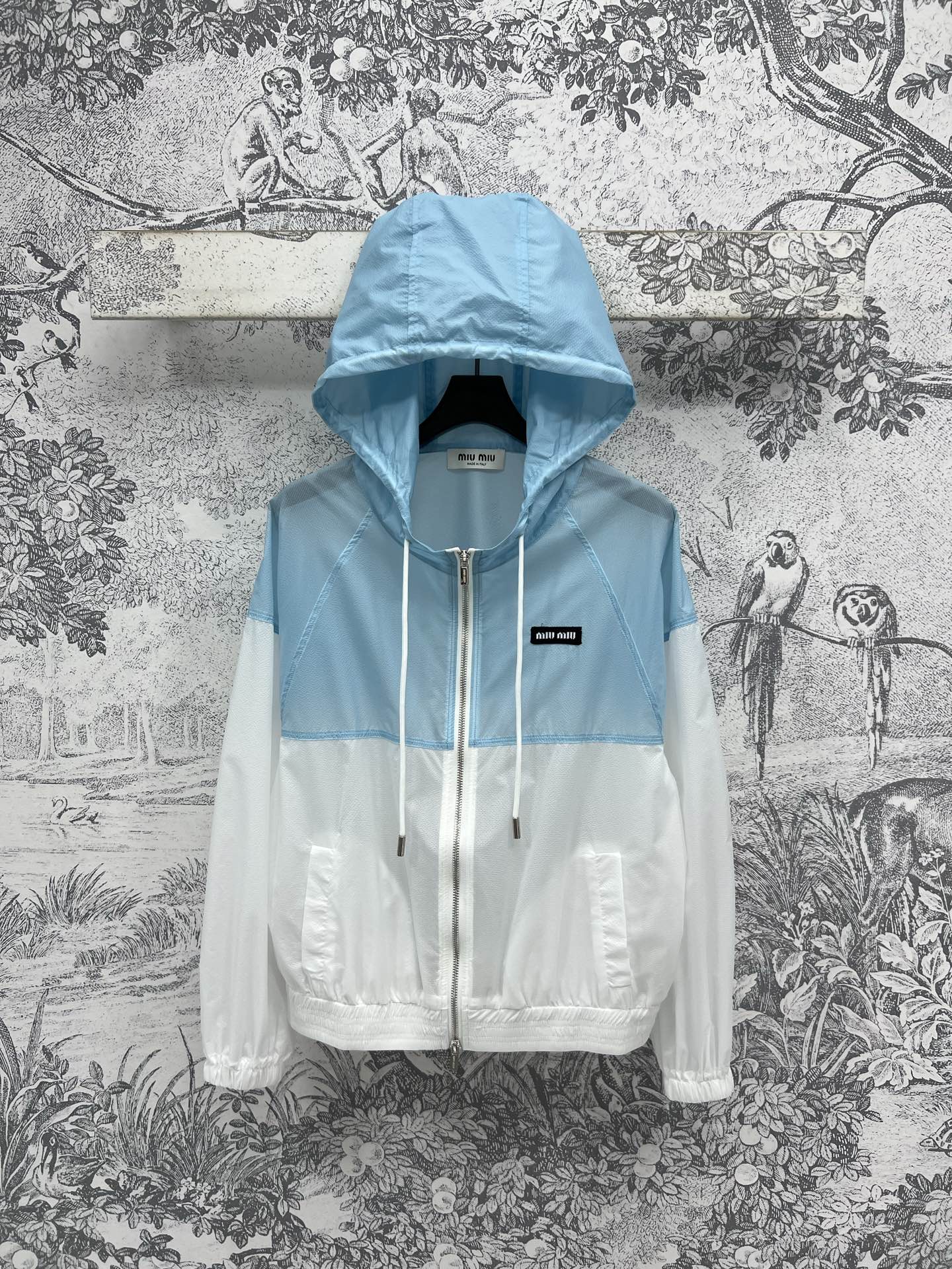 NO:414001,Miu 25 spring and summer new style, color-blocked hooded sun protection jacket, classic brand logo embellishment, simple and fashionable, the style is centered on classic wear, super fabric, casual and natural and easy to match, all T-shirts and suspenders, sweatpants inside, extremely plasticity, loose style, no pick on the figure at all, versatile sun protection items in summer, one color and three codes, SML, miumiu, jackets & coats,tees, t-shirt,hats,alexander wang19860909Miu 25春夏新款 拼色连帽防晒外套 经典的品牌Logo点缀 简约又时髦 版型以经典实穿为核心 面料超级奈斯 随性自然好搭配 内配T恤吊带运动裤都可 可塑性极高 宽松的版型 完全不挑身材 夏季百搭防晒单品一色三码 SML,,miumiu,jackets & coats,tees，t-shirt,hats,alexander wang,Women's clothing