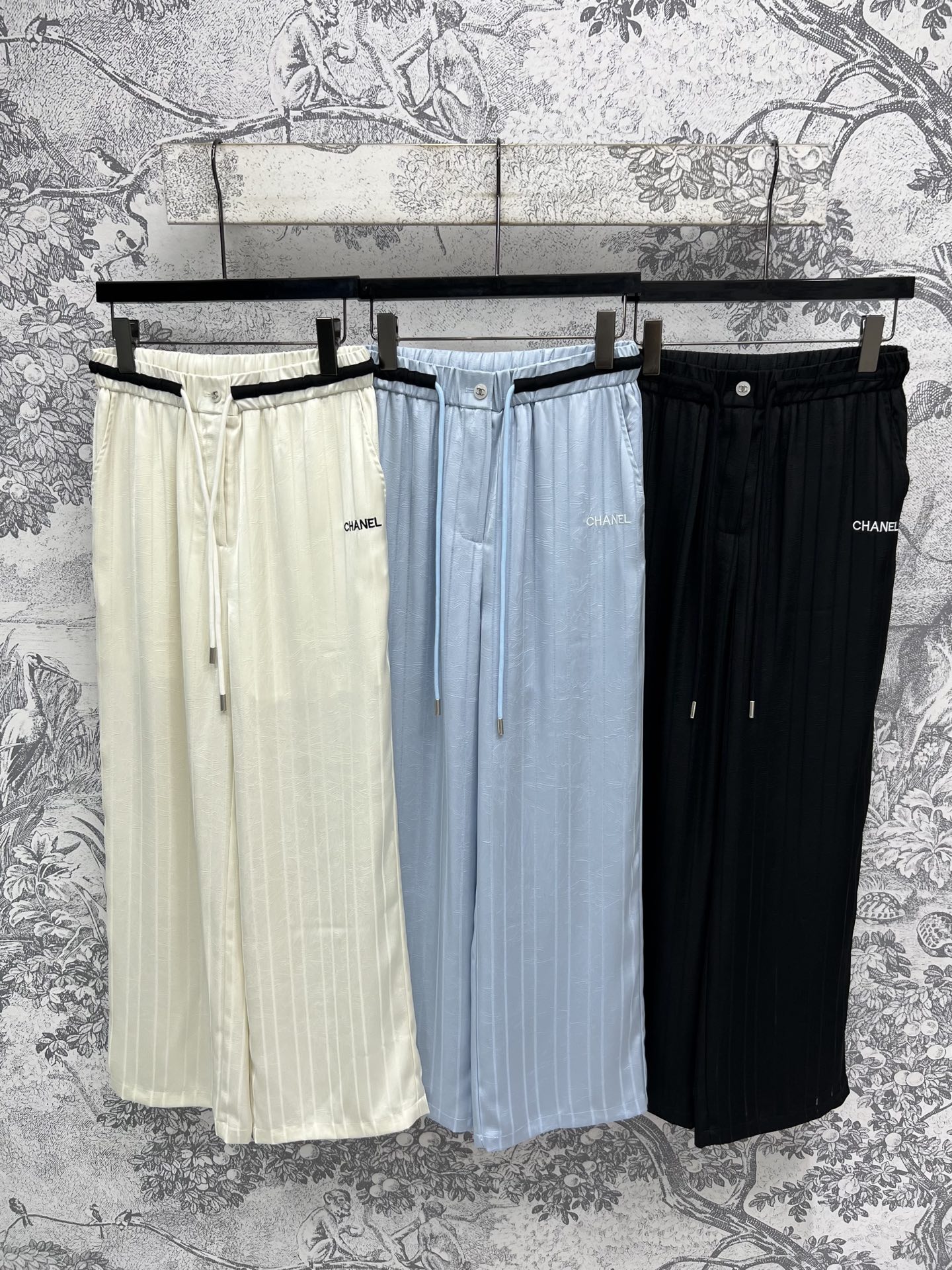 NO:413986,CE Home 25 Spring and Summer New Style Drawstring Waist Striped Casual Pants Casual, Comfortable and Versatile Logo Embroidery Pattern Attractive and Fashionable Straight Wide Legs Styles The upper body hides the flesh and makes you look slim and thighs Summer versatile items Three colors and three sizes SML, alexander wang19860909CE家 25春夏新款 抽绳收腰条纹休闲裤 休闲又舒适百搭 logo刺绣图案抢眼时髦 直筒阔腿裤型 上身藏肉显瘦又拉腿 夏季百搭单品 三色三码 SML,,alexander wang,Women's clothing