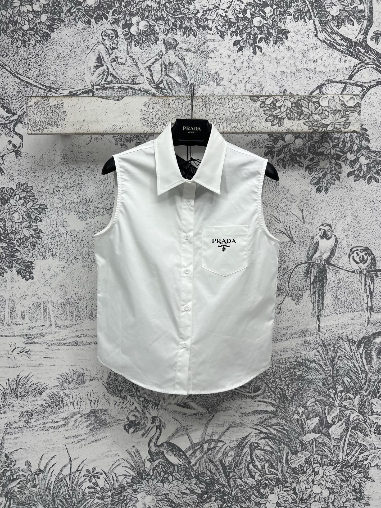 NO:414016,PD Home 25 Spring and Summer New Triangle Lapel Sleeveless Shirts Fashionable and lazy silhouette tailored sleeveless shirts With a BF style handsome feeling, jacket inner wear artifact, one second stretching leg proportions, suitable for all body shapes, easy to cover flesh and make you look slimming, and age-reducing feeling is online. Shirts pure cotton fabric, one color and three codes SML,,dior, jackets & coats,shirts,alexander wang19860909PD家 25春夏新款 三角标翻领无袖衬衣 时髦慵懒的廓形剪裁无袖衬衫 自带一种BF风帅气感 外套内搭神器 一秒拉长腿比例 适合各种身材 轻松遮肉显瘦 减龄感更是在线 衬衣纯棉面料 一色三码 SML,,dior,jackets & coats,shirts,alexander wang,Women's clothing