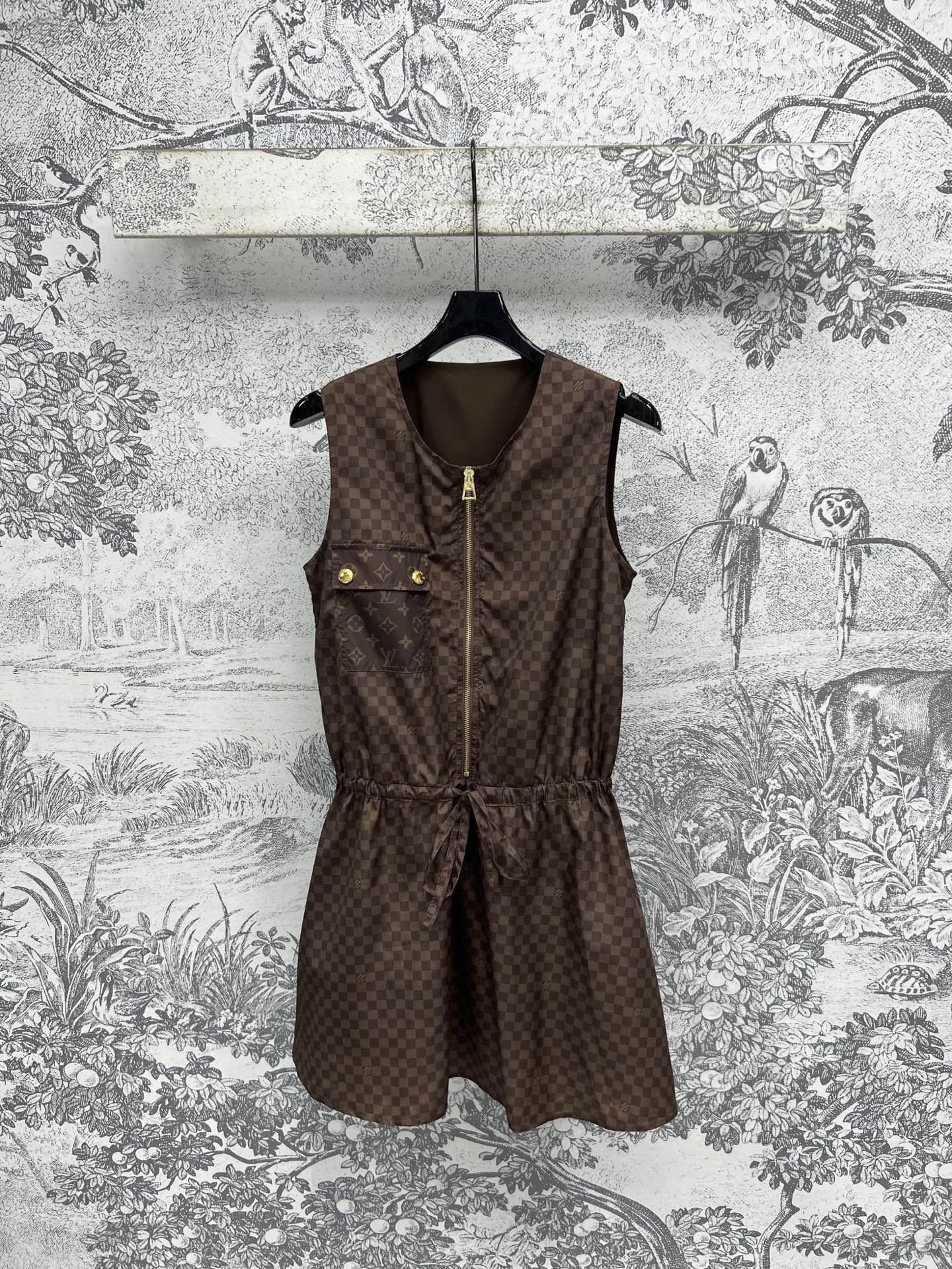 NO:413950,L Home 25 Spring and Summer New Style Chessboard vest waist dress, round neck half zipper sleeveless design, chessboard logo print, full of high-end feeling, waist drawstring creates waist-hugging outline, perfect lengthening of the legs, super long legs, cool and handsome, age-reducing, sweet or salty, not picky at all, dating and casual, OK, one color, three codes SML,, louis vuitton, skirts, alexander wang19860909L家 25春夏新款 棋盘格背心收腰连衣裙 圆领半拉链无袖设计 满身棋盘格Logo印花满满的高级感 腰间抽绳打造收腰轮廓 完美拉长腿部比例超级显腿长 酷帅减龄感十足 可甜可盐 完全不挑人 约会休闲都OK 一色三码 SML,,louis vuitton,skirts,alexander wang,Women's clothing