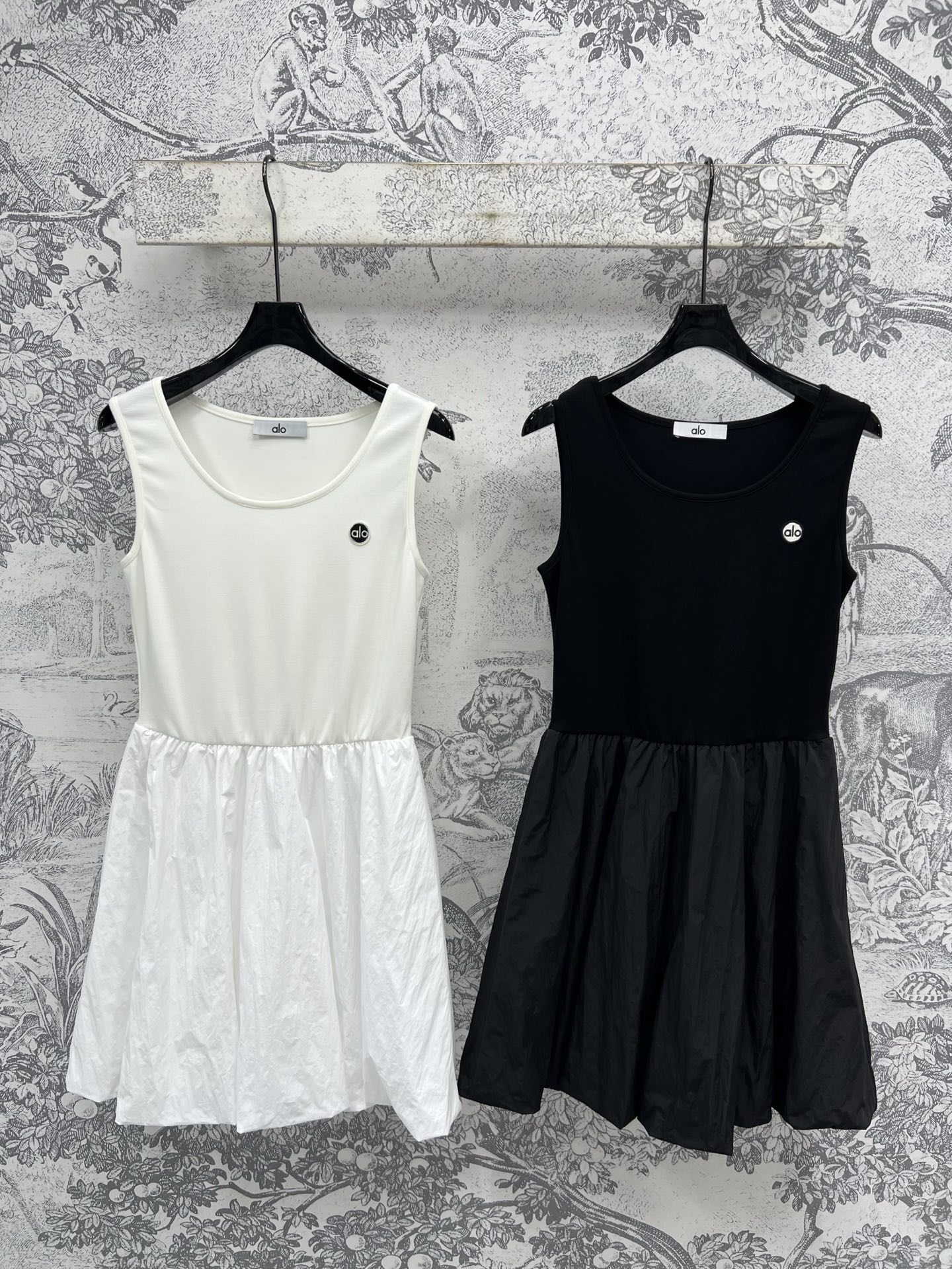 NO:413966,New spring and summer style, vest spliced ​​flower bud dress, clean solid color, super fashionable and age-reducing, classic embroidery logo embellishment, you will fall in love with the upper body, invincible long legs, two colors and three codes, SML, skirts, alexander wang19860909春夏新款 背心拼接花苞连衣裙 干干净净的纯色 超级时髦超级减龄 经典刺绣logo点缀 上身就会爱上 无敌显大长腿 两色三码 SML,,skirts,alexander wang,Women's clothing