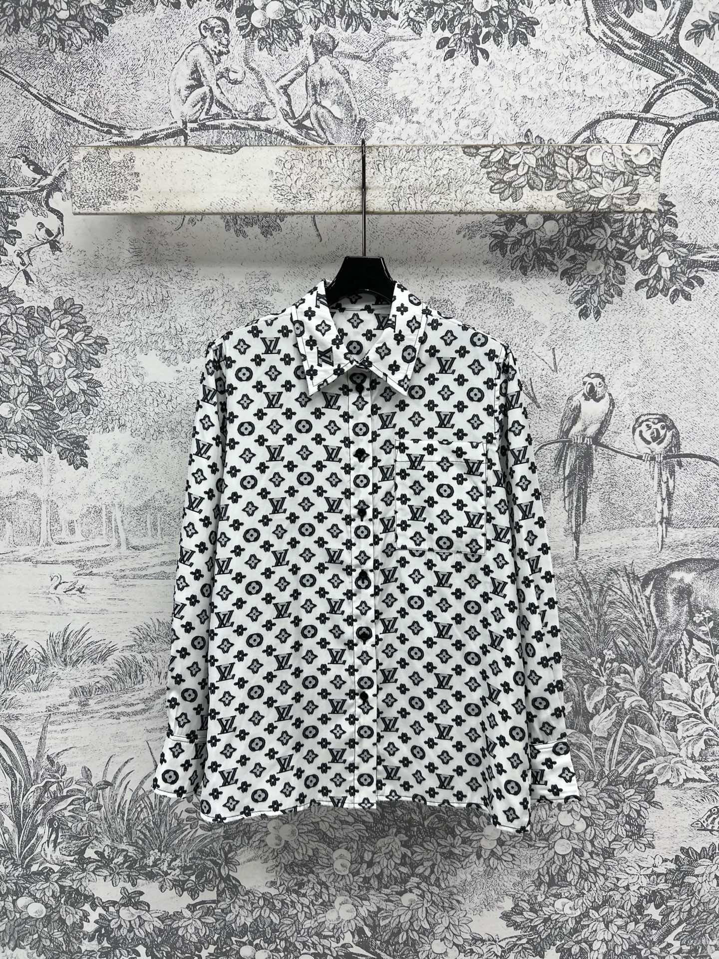 NO:413980,L Home 25 Spring and Summer New Style Classic Presbyterian Shirts Handsome and Retro Fashion Small Lapel Design Loose and Random Shirts Styles You can wear as a jacket Customized black and white classic jacquard fabric with stylish covers. Don’t miss those who like presbyterians. Any combination is very age-reducing and fashionable. The basic style is versatile and not picky. One color and three codes SML,,louis vuitton, jackets & coats,shirts,alexander wang19860909L家 25春夏新款 经典老花衬衫 帅气又复古时髦 小翻领设计 宽松随意的衬衣版型 可以当外套穿哦 定制黑白经典提花面料 挻括有型 喜欢老花的一定不要错过 随便搭配都很减龄时髦 基础版型百搭不挑人 一色三码 SML,,louis vuitton,jackets & coats,shirts,alexander wang,Women's clothing